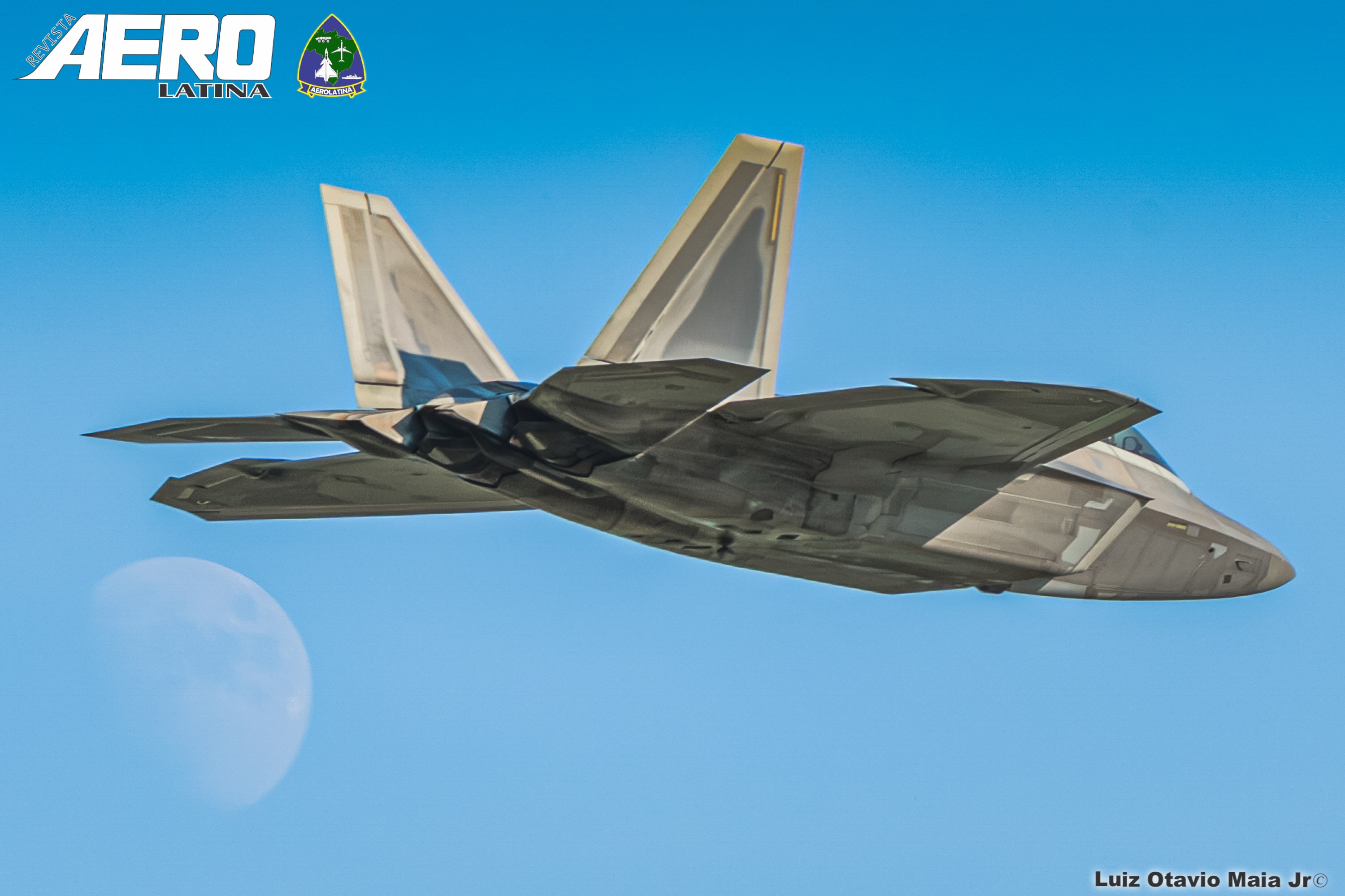 Céu azul, lua ao fundo e uma das aeronaves de combate mais avançadas do mundo em um único frame, o caça F-22 Raptor rasgando o céu em uma imagem que traduz perfeitamente a essência da aviação militar presente no maior evento de aviação do mundo, EAA AirVenture Oshkosh 2026.
Um verdadeiro espetáculo!
Um registro espetacular capturado pelo olhar do @luizotaviojr18_planespotter. 📸
#f22 #aviationphotography #aviation #avgeek #militaryaviation