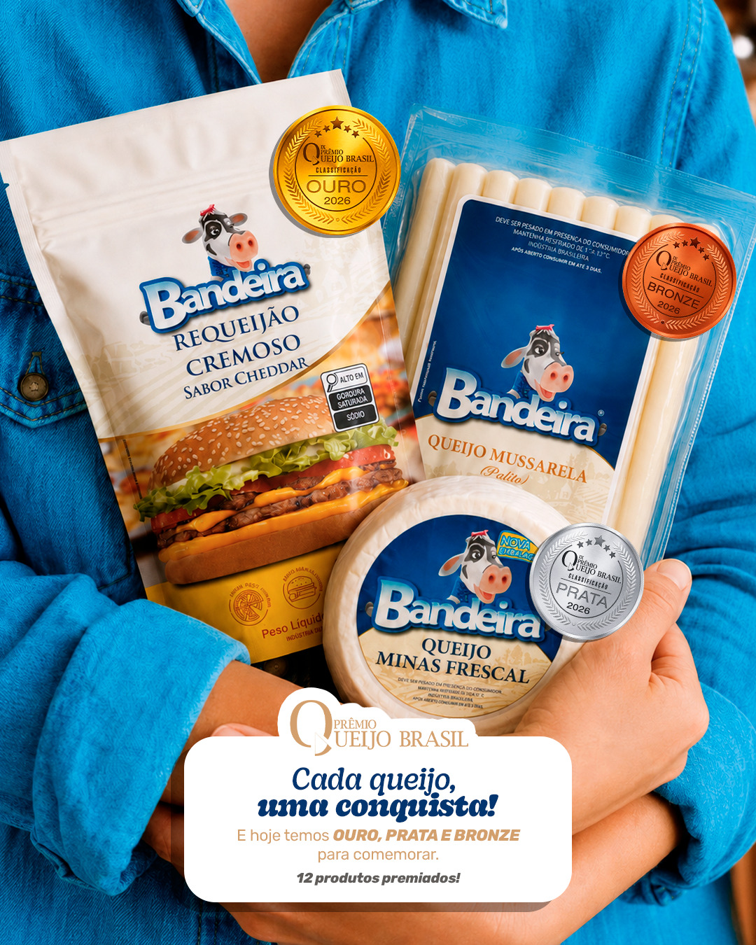 Cada queijo, uma conquista 🏆🧀
No XI Prêmio Queijo Brasil 2026, a Bandeira chegou com tudo e voltou com 12 produtos premiados: ouro, prata e bronze pra comemorar. Um resultado que representa o esforço de todo o time, todos os dias, do início da produção até o queijo que chega até você.
Esse reconhecimento é nosso, mas também é seu, que confia na Bandeira e faz parte dessa conquista com a gente. 🥇🥈🥉