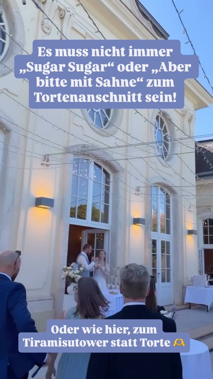 Wie perfekt hat bitte dieser Song zum italienischen Flair dieser Hochzeit gepasst? Und excuse us - ein Tiramisuturm statt Torte? Was für eine geile Idee bitte! Erst zuletzt hat sich dieses Lied unser Brautpaar J&N gewünscht und seitdem empfehlen wir diesen Klassiker gerne - auch hier wieder ein Volltreffer und mal etwas anderes als die immer gleichen Lieder zum Tortenanschnitt 🍰
Video von @djfeer_feelon
Location: @conferencecenterlaxenburg
Weddingplannerin: @oneday_weddings
Foto: @golden_elephant_weddings
Catering: @adventurecatering
DJ: @djfeer_feelon