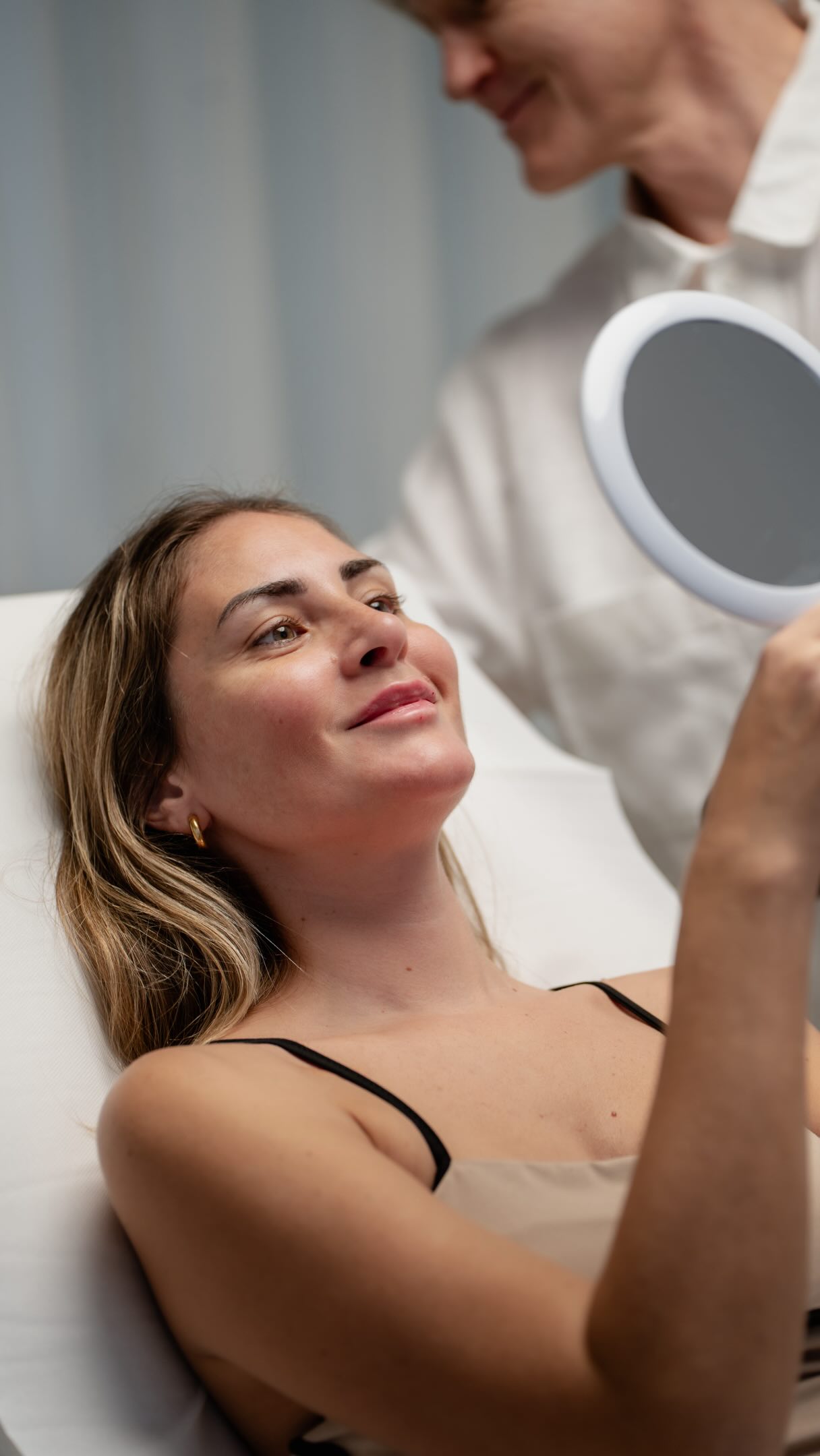 Precision & Glow 5 ✨👄
Trust comes first when it comes to your face.
At @dermedesthetic.ch you’re simply in the best hands, whether it’s lip fillers or the right sculpting treatment.
#medicalaesthetics #faceskulpting