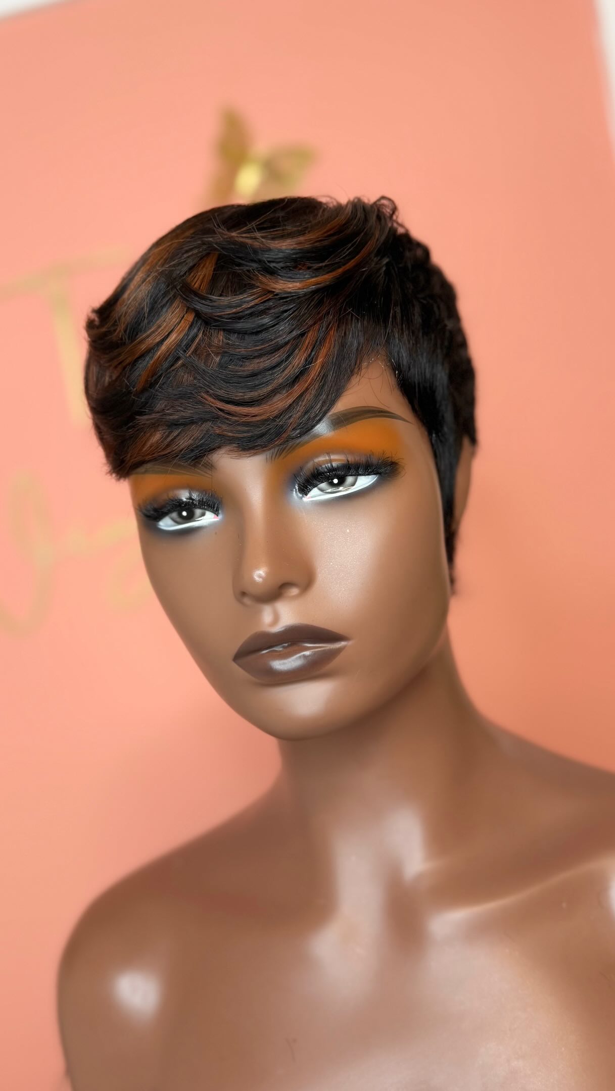 Our wigs are designed with comfort and care for those experiencing hair loss. Because you deserve to feel confident, comfortable, and beautiful through every stage of your journey. 🤎✨
#customwigs #gluelesswigs #pixiewig #cranialprosthesisspecialist #secrettresseswigs