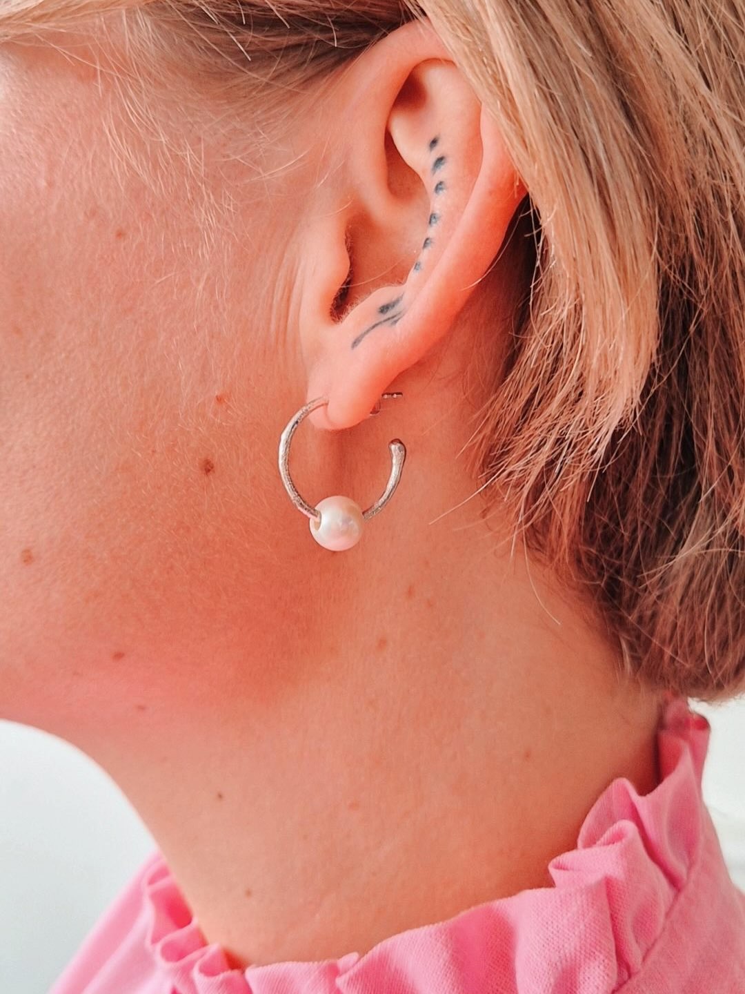 NEW COLLECTION
Meet one of my latest pieces: the Silver Pearl Hoops 🤍 They feature a raw, melted-silver texture and gorgeous freshwater pearls that you can actually slide right off. So you get two different looks in one pair: perfect for whatever vibe you’re feeling today!✨
Available now for €195 in my webshop. Want to see how they look on you first? You’re always welcome to make an appointment on my site and pop by the studio!🫶🏻