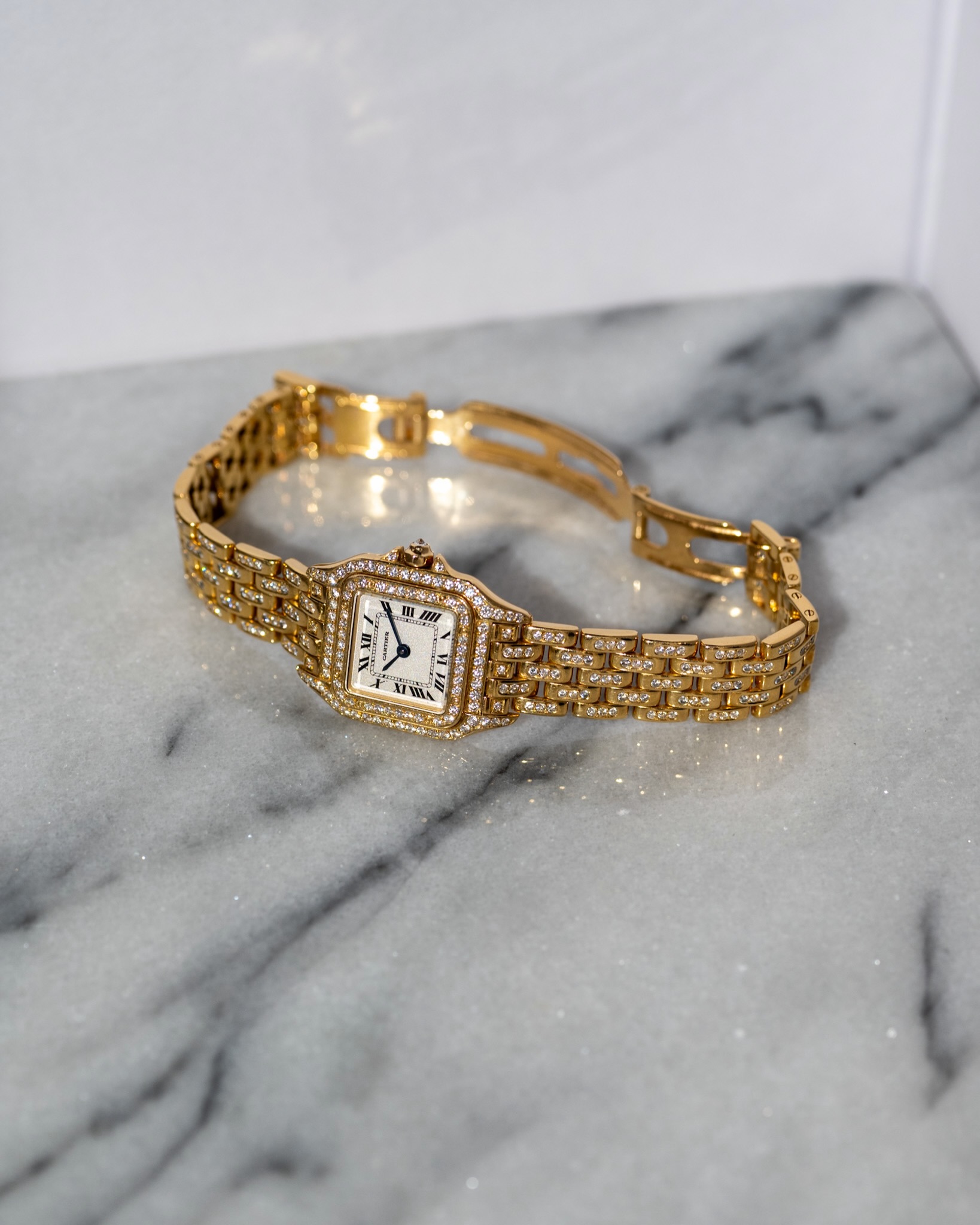 Now available.
A spectacular yellow gold Cartier Panthère, entirely factory-set with diamonds. Preserved with its original box and certificate, and accompanied by an invoice from a recent Cartier service.
Discover it on our website for price and full details.
.
.
#cartier #cartierpanthere #pantheredecartier #panthere