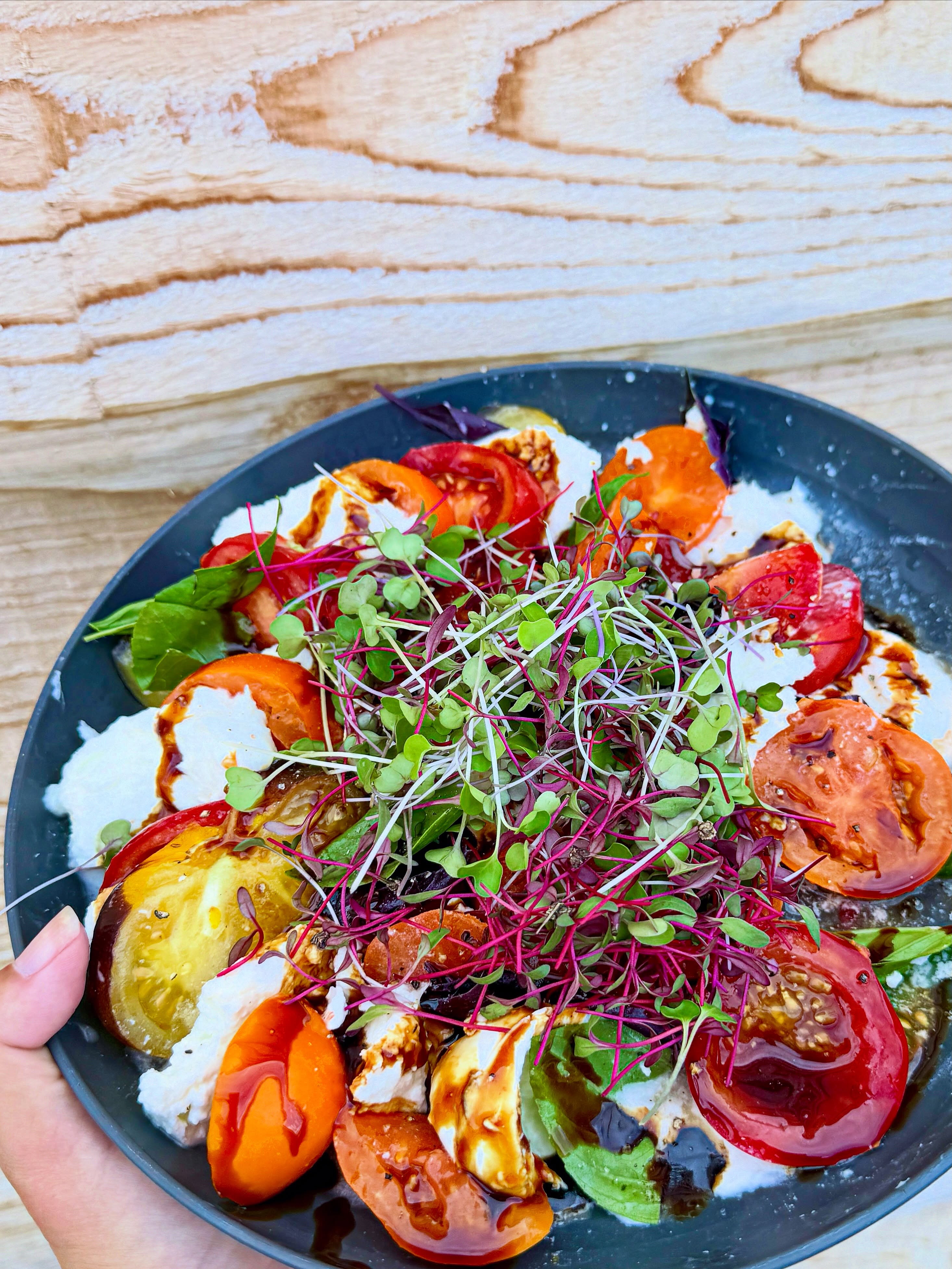 Tonight’s dinner was 👌🤤
Jacket potato with hot smoked salmon & prawns, caprese salad (@ftmicrofarm tomatoes & basil) with Micro Chard, Broccoli, Red Cabbage & Pink Kale over the top 🌱
Absolutely delicious!!
#Microgreens #Farmtoplate #FreshAndTasty