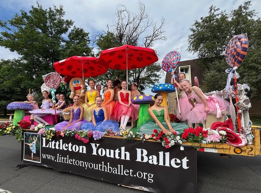 Today is the 98th annual downtown Littleton @westernwelcomeweek Parade! Look for @littletonyouthballet as they float down Main Street this morning at 10:00AM! We hope to see our LBA families cheer and wave! 🤗👋
#westernwelcomeweekparade #downtownlittletonparade #littletonevents #littletonyouthballet