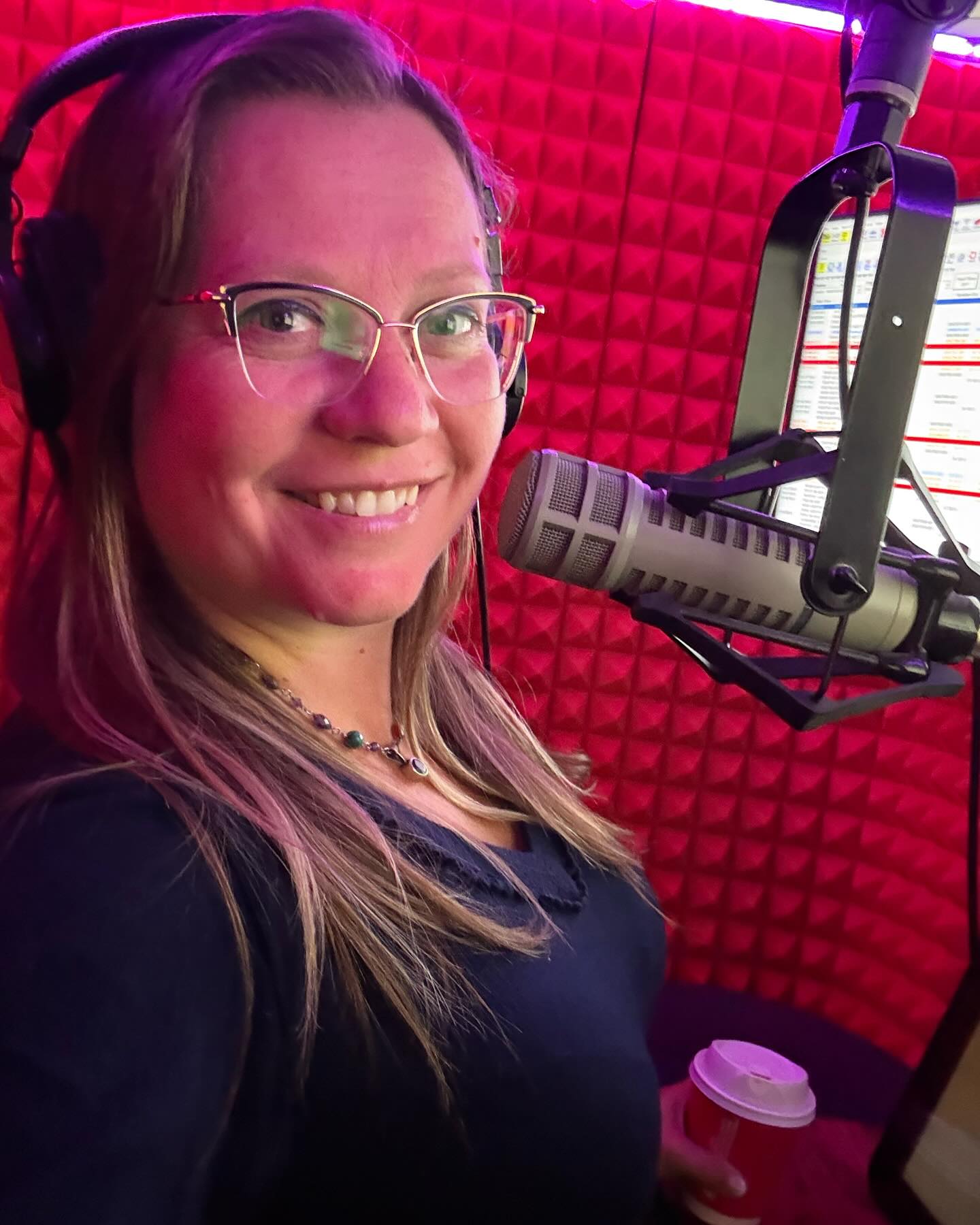 Happy Monday from the whisper booth! Always nice to start the day with good music 🎶🎙️✨ #ontheair #runsondunkin