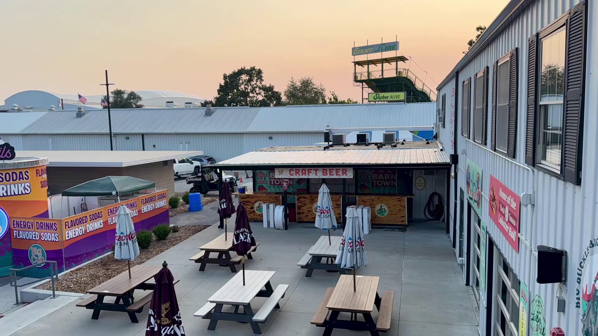COLD BEER. 🍺
Here's a quick look at the setup of one of our @iowastatefair displays at @jrsouthporkranch... very likely the only ROOF setup we'll do all year 🤪
Cold beer and great food. If you’re at the Fair, swing by, grab a drink/bite to eat and snag a photo! 🎡