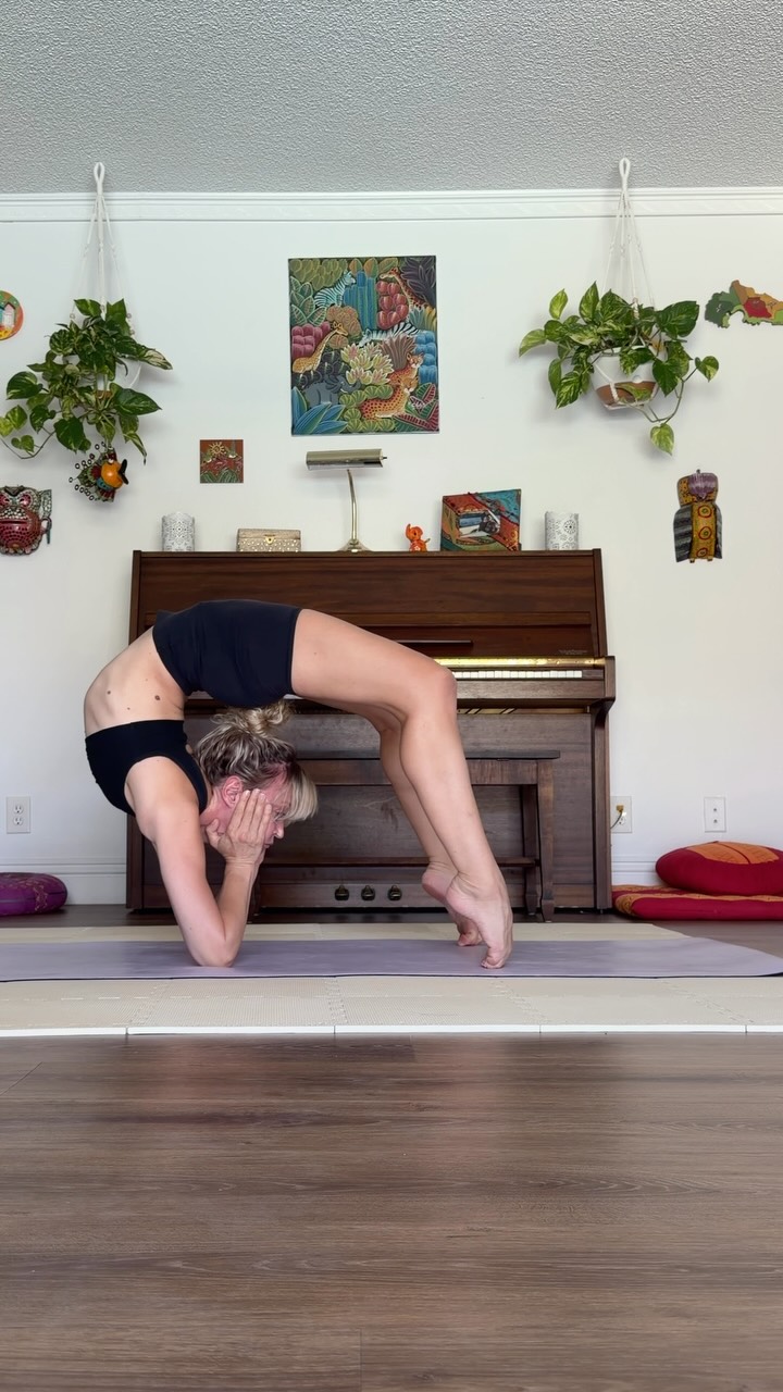 Playing around with shapes and transitions for day one of our #alosummersports challenge.
I haven’t tried this first shape in a while, but I saw @ulziikee do it so beautifully that I was inspired to try it 💜
Welcome to Day1 Surf Day
Water Pose Open the heart, move like a wave and embrace playful fluid summer energy 🌊
Hosts
@rebeccahannah_ @giusy_volturno @rosariamazzon @elenamissyoga