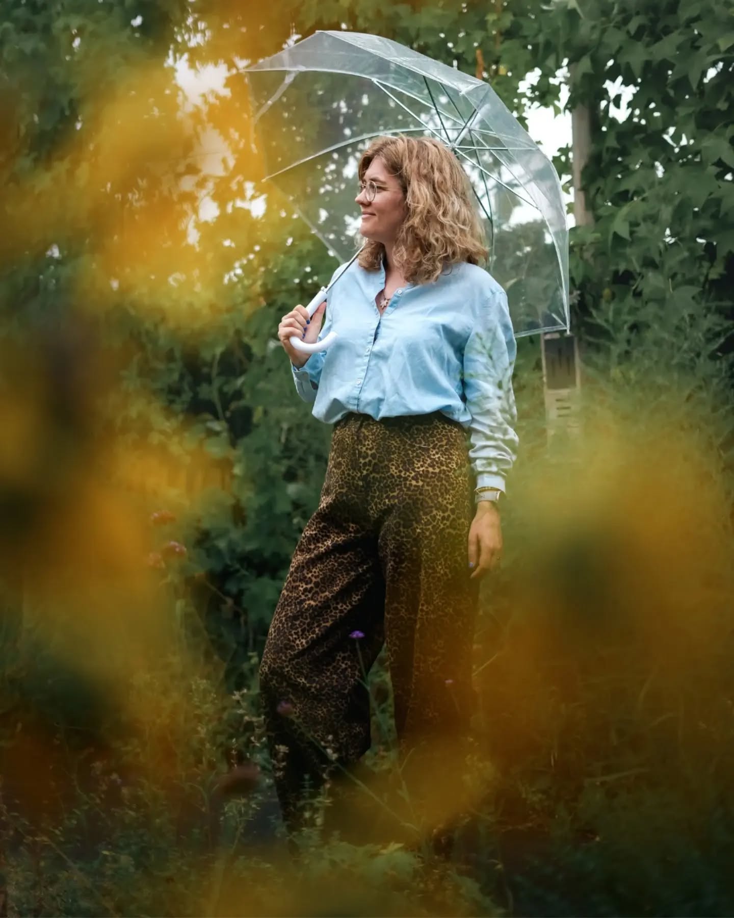 SORA 🐆
Hier is 'm dan: mijn ALLEREERSTE LINKPARTY 🎉 en 't zal wel zijn dat ik dat retecool vind.
Fibre Mood editie 40 is er! Eentje met heel wat vernieuwende herfstige patronen met veel details. Ik koos voor een "eenvoudige"* broek, ( *lol, dat was buiten de topstitching overal gerekend), twijfelde eindeloos lang over mijn maatkeuze, MAAR genoot oprecht van het naaiproces en ben uiteindelijk aangenaam verrast over de fit! 🍑
Waar ik niet over twijfelde was mijn stofkeuze. Een deadstock Dries Van Noten die ik op de kop tikte bij één van zijn laatste stocksales 🤌🏼. Het was het aller- allerlaatste van de rol. Ik vreesde dat het net te weinig zou zijn voor een broek, zeker toen het na het voorwassen leek alsof er nog minder stof was? 😅 Maar da's buiten mijn gepuzzel gerekend 💪🏼.
Voor de meerwaardezoekers: swipe voor de albumnaam en de extra effort binnenkant 🔥
PS. Ik ben oprecht fan van deze ☔ foto's. Husby moet binnenkort een trouwfeest fotograferen met mogelijks regen in 't verschiet dus we wouden wat foto's met de paraplu uitproberen 🤭. Ineens goed in de herfstsfeer! 🍂
**
Stof: deadstock @driesvannoten twill/denim (denk ik hé)
Patroon: #fibremoodsora @fibremood // maat 38 + wat extra tailleruimte // tailleband op vorm gemaakt ipv de rechte tailleband
📸 @bendemits
#fibremood #linkpartyed40