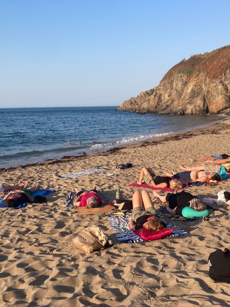 Yoga on the beach - jeudis 19h, août 2026 pour retrouver l’équilibre et la puissance dans notre corps et l’esprit.
Plage de la Mare, St. Cast le Guildo,Bretagne . Tous le monde est bienvenu ! :)
Plus d’infos / réservations : 07.74.88.72.18
ou evisolayoga@gmail.com
A très bientôt ! ☀️
