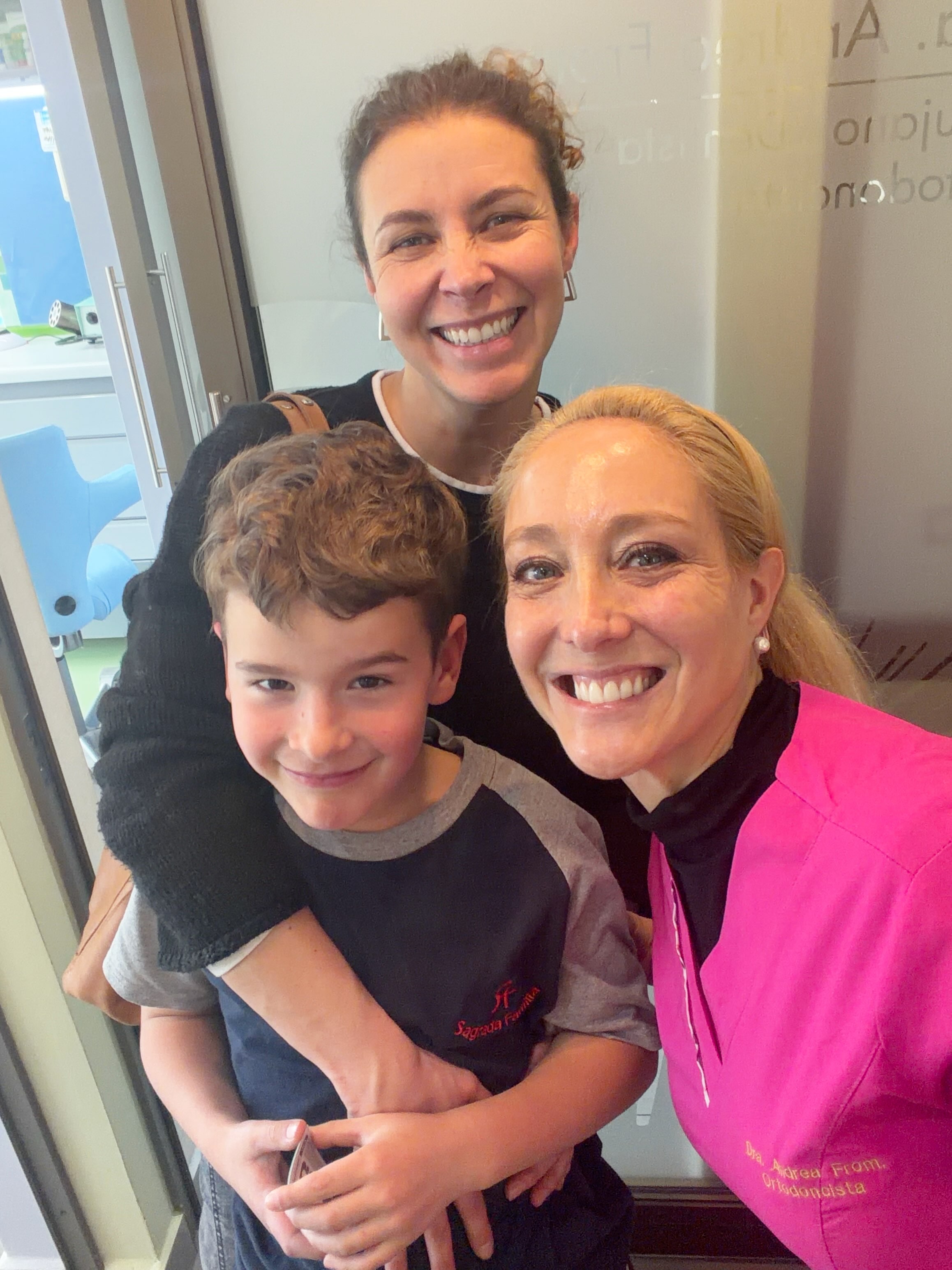 Largo camino nos ha tocado recorrer con Luquitas, pero no nos daremos por vencidos… ¡le ganaremos a esa Clase III! 💪🏻🦷
Una maloclusión que, combinada con apiñamiento y retraso en la erupción dentaria, se transforma en un verdadero desafío ortodóncico y en un dilema de difícil solución.
Pero para eso estamos los ortodoncistas: para buscar alternativas, planificar cada etapa y acompañar el proceso con paciencia y perseverancia. Y cuando contamos con mamás y papás ejemplares, comprometidos con el tratamiento, podemos trabajar juntos para alcanzar nuestro gran objetivo: una mordida funcional y una sonrisa ideal. ❤️✨
⏰ ¡Que no se te haga tarde con tu hijo! La detección y el tratamiento oportuno pueden hacer una gran diferencia.
Ven a consultarnos y evaluemos su crecimiento y desarrollo a tiempo. 🦷💙 👉🏻+56 9 9497 9558