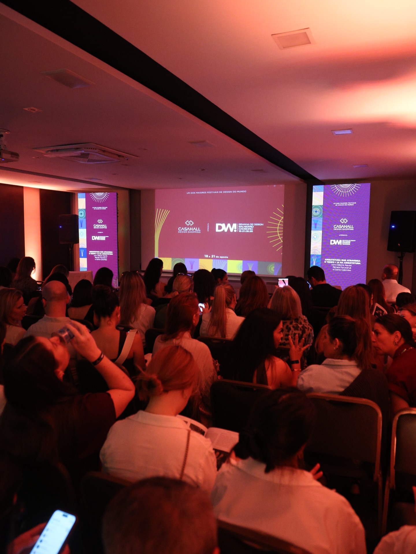 Hoje, os DW! Talks reuniram Débora Aguiar, Renata Pocztaruk e Elaine Colombo para uma conversa sobre experiência, inovação e as transformações que já fazem parte do futuro da arquitetura.
Um encontro de ideias, trocas e diferentes olhares sobre o fazer arquitetônico.
Com a @ornare_official, dentro da programação da DW! Semana de Design de Balneário Camboriú.
#DWSemanaDeDesign #DWTalks #CasaHallDesignShopping