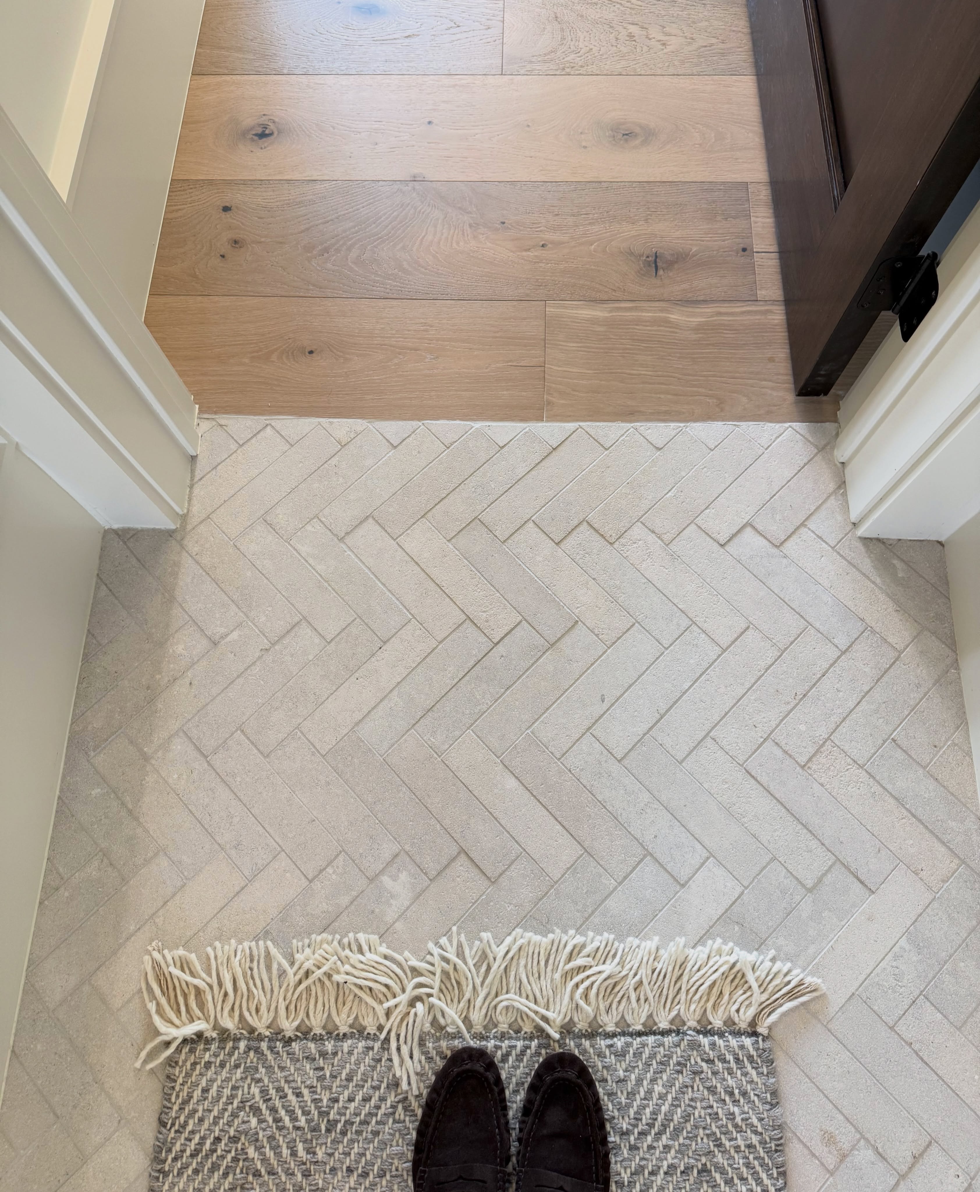 Herringbone moment 🤩 Classic with a little personality!
Builder: @crabtreedesignbuild
Limestone | Stone | Hallway | Floors | Designer | Austin | Houston | Dallas
