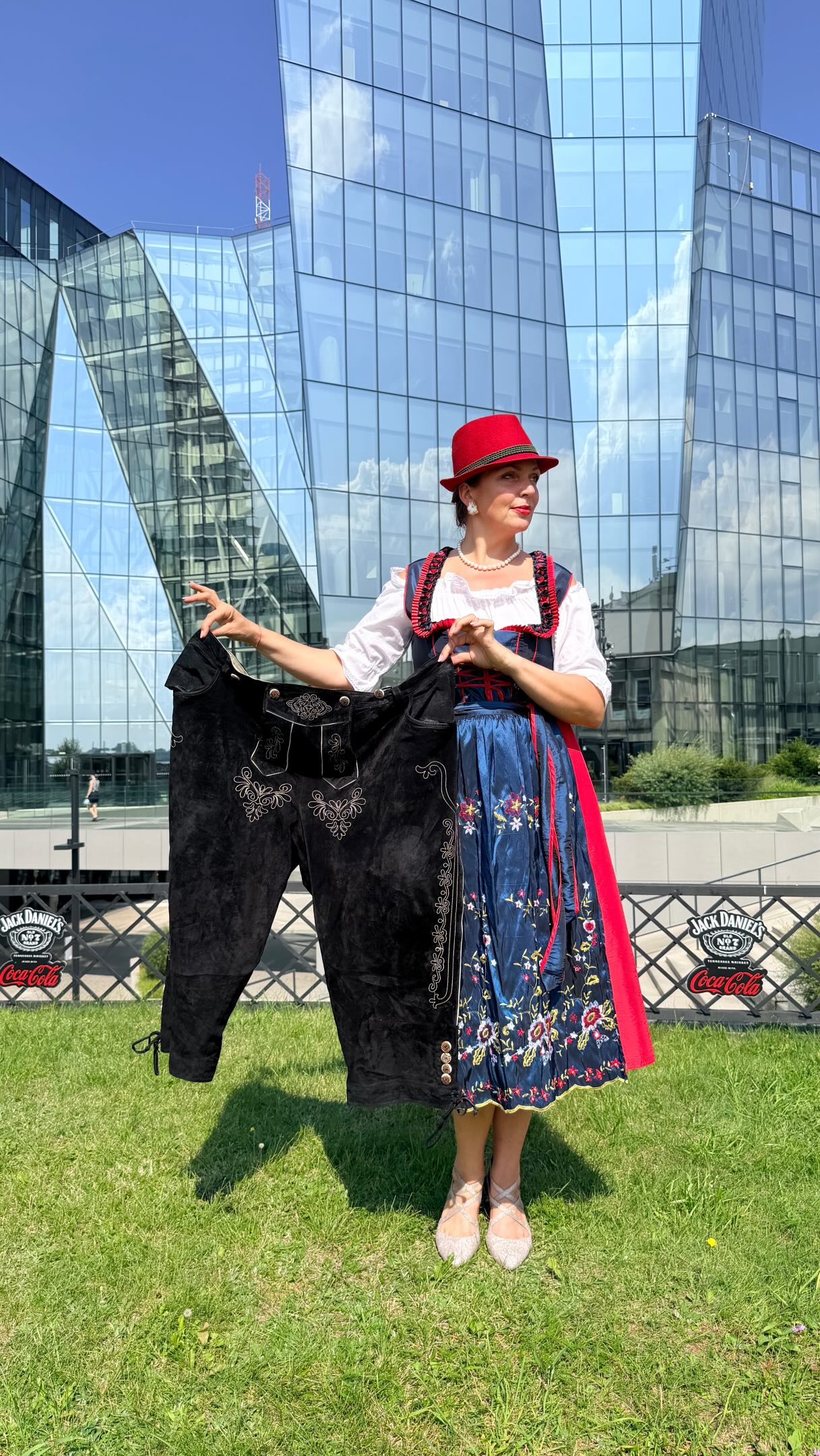 Vyrai, ruošiatės į Oktoberfestą? Trumpa atmintinė Jums. Oktoberfesto vyro įvaizdžio pagrindą sudaro Lederhosen, tradicinės odinės trumpos kelnės su petnešomis. O prie jų derinami languoti arba balti marškiniai, kojinės iki kelių, odiniai batai ir, žinoma, bavariška skrybėlė.
Užsuk į Tėja saloną – čia rasi viską, ko reikia tavo transformacijai į tikrą bavarą. 🍻