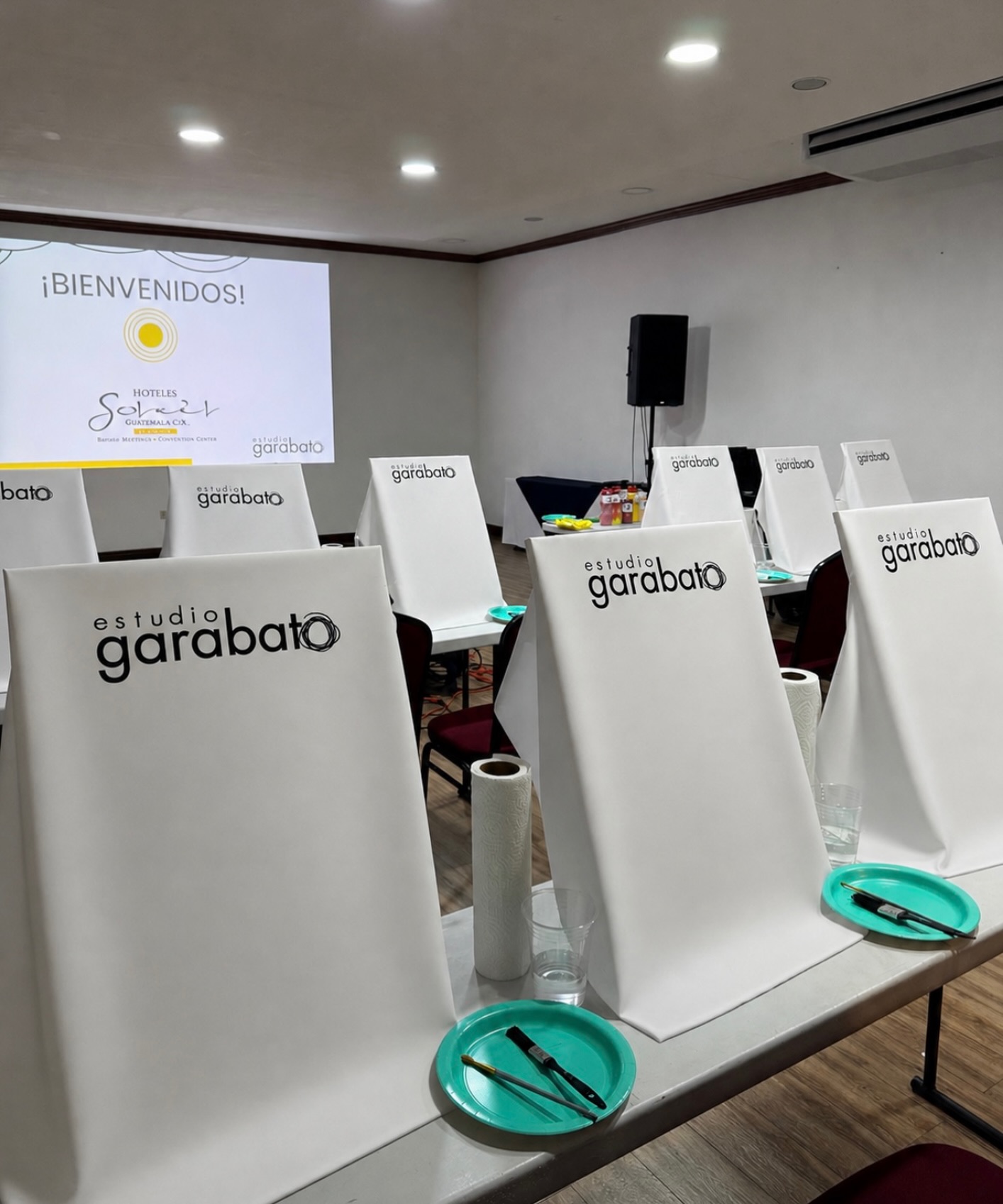 Una experiencia llena de expectativa. Antes de revelar lo que pasa cuando cada persona aporta una pieza. 👀🎨
Haz un un team building que no se olvide al día siguiente, uno que genere conversación interna, sentido de pertenencia y que permanezca como algo tangible dentro de tus oficinas.
#culturaorganizacional #recursoshumanos #teambuiding
