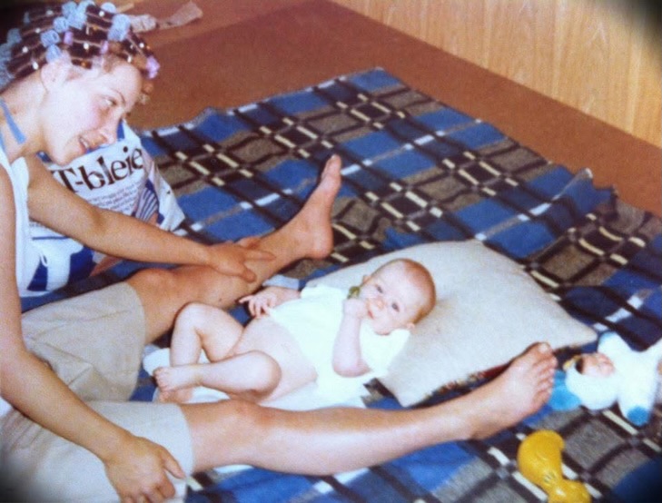 Kjære mamma ❤️
Den 12. august 2026 forlot du denne verden.
Den siste tiden var vond, men nå har du endelig fått fred.
I en av de gamle minnebøkene dine fra barndommen/ungdomstiden sto det:
«Ute i havet står ein klippe.
På den står det: Glem meg ikkje.»
Du var klippen vår mamma. En mamma og mormor som alltid stilte opp. Du hadde et stort hjerte, og du tenkte alltid på alle andre før deg selv.
Du ville aldri være til bry. Nå håper jeg du stråler, tar stor plass, danser og ler høyt✨
Du jobbet hardt, og jeg pleide å si at du var sta som et esel. Jeg elsket når den nordnorske dialekten din kom frem og du plutselig tok en joik. Da kom Edel frem. Hun som elsket musikk, å danse og le. Og nå i dag, mens jeg sitter her og skriver, har joik blitt noe større og dypere for meg enn det en gang var, eller enn det jeg forsto
Da jeg var liten, fortalte du meg at vi alle har noen rundt oss som passer på oss og beskytter oss. Det har jeg aldri glemt, og det har jeg tatt med meg videre i livet.
Og nå tenker jeg at du er en av dem🪽✨
Du gav oss livet, mamma. Tusen takk❤️Både for det synlige og alt det usynlige som lever videre gjennom oss, og alle gavene som er videreført fra både deg og alle generasjonene bak deg.
Akkurat som pappa forlot du denne verden på en nymåne. Den 12. august var det nymåneeklipse i Løven. Du valgte en magisk dag✨
Vi er så ubeskrivelig glad i deg, og jeg tror vi ennå ikke helt har forstått at du er borte ❤️
Og jeg tror heller ikke at du er borte. Du har bare forlatt den fysiske kroppen din. Men sjelen din lever videre.
Du er fortsatt med oss og det vil du alltid være✨🕊️