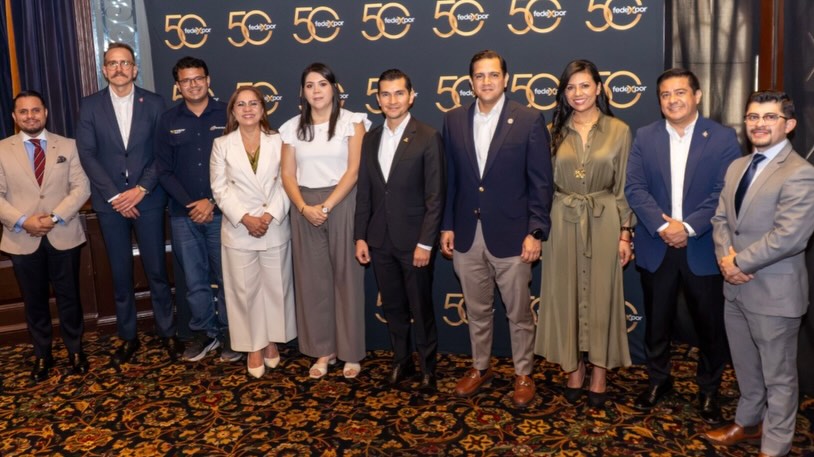 Participamos en la presentación del Barómetro Naviero, una nueva herramienta impulsada por FEDEXPOR @fedexpor.ec para medir el desempeño del transporte marítimo y fortalecer la competitividad logística del comercio exterior ecuatoriano.
Como uno de los sectores exportadores con mayor movimiento de carga refrigerada del país, AEBE fue parte activa en la construcción de esta iniciativa, aportando información técnica clave para el diseño de indicadores que permitirán monitorear tarifas, tiempos y desempeño de los actores logísticos del transporte marítimo. 🍌📦
Al evento asistieron José Antonio Hidalgo @joseantoniohidalgom, presidente ejecutivo de AEBE; Pamina González @paminagonzalezr, subdirectora de AEBE; y Paúl Vera @pvgvera, director del Observatorio Estadístico de Banano del Ecuador, junto con Xavier Rosero, presidente de FEDEXPOR, y representantes del sector exportador.
#AEBE #BananoEcuador #ComercioExterior #FEDEXPOR #BarómetroNaviero