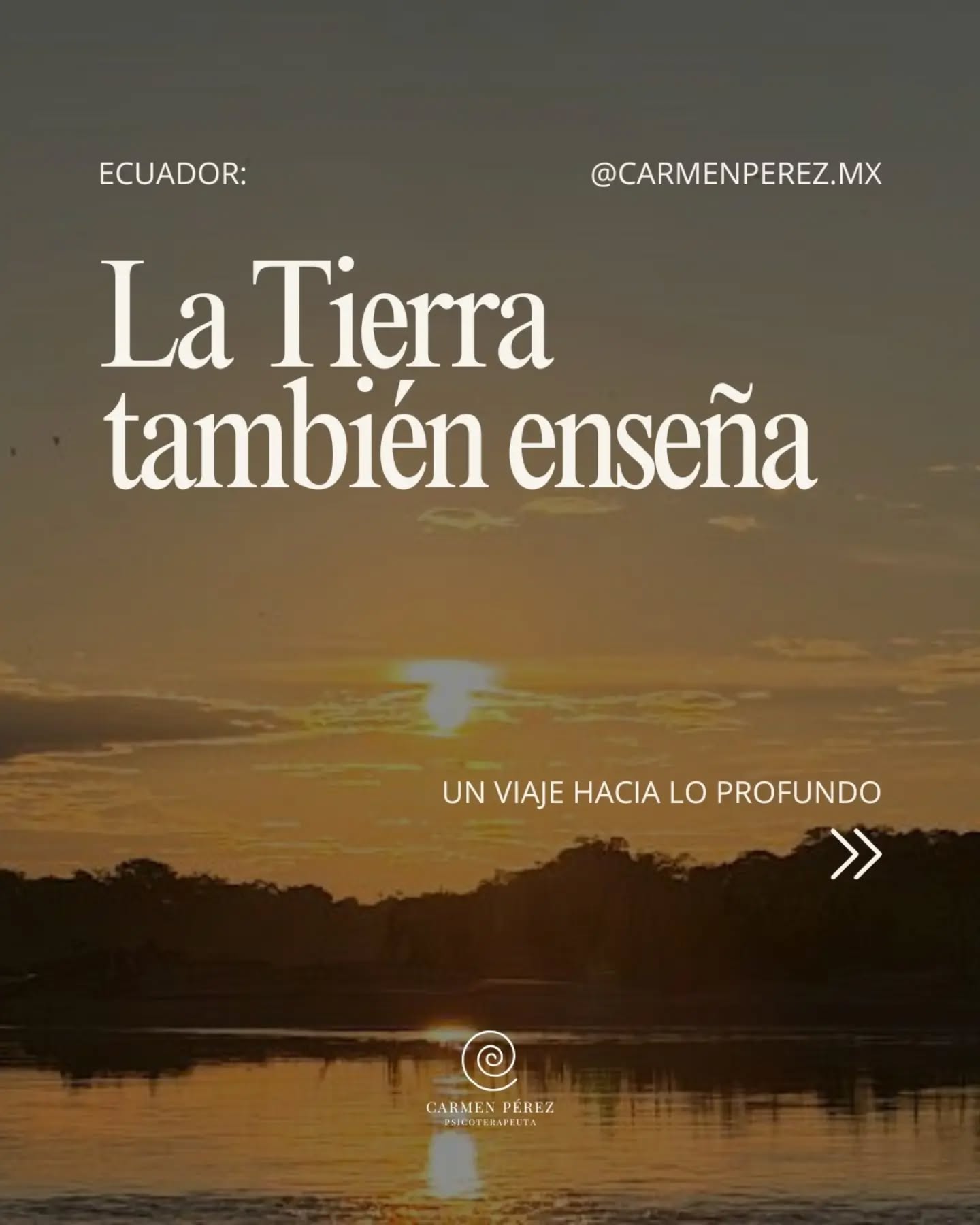 Ecuador me recordó, una vez más, la inmensidad de la Tierra y todo lo que tiene para enseñarnos.
De Quito a Lago Agrio, el paisaje se transforma frente a tus ojos:
los Andes, el bosque nuboso, y finalmente la Amazonía.
Un viaje a través de territorios completamente distintos, pero unidos por una misma fuerza: la vida en su expresión más profunda y abundante.
Y llegar a la Amazonía para compartir con el pueblo A’i Cofán fue, sin duda, una de las experiencias más especiales de este viaje.
Escuchar, observar, aprender y acercarme con respeto a una sabiduría que mantiene un vínculo profundo con la tierra, con la comunidad y con lo sagrado.
Me llevo imágenes, aprendizajes y, sobre todo, una profunda gratitud.
Hay viajes que nos llevan a otros lugares.
Y hay viajes que también nos llevan más adentro de nosotros mismos.
Gracias, Ecuador. 🌿
¿Qué lugar del mundo te ha dejado una huella que todavía llevas contigo?
#CarmenPerez #Ecuador #Amazonia #ViajeInterior #SabiduriaAncestral