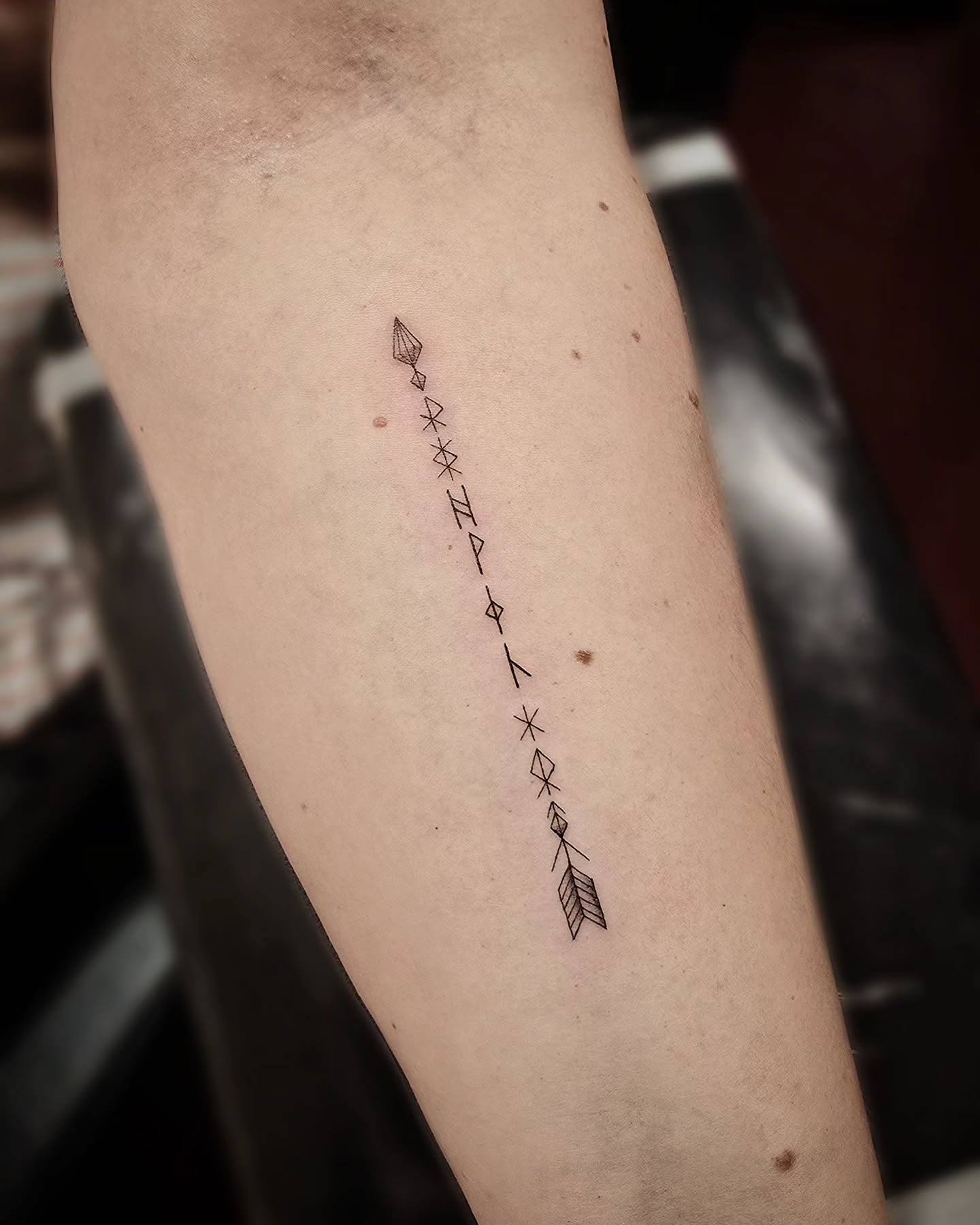 Tiny fineline runes within an arrow, deep meaning in this one π₯°
.
.
.
#tattoo #art #design #family #runes
