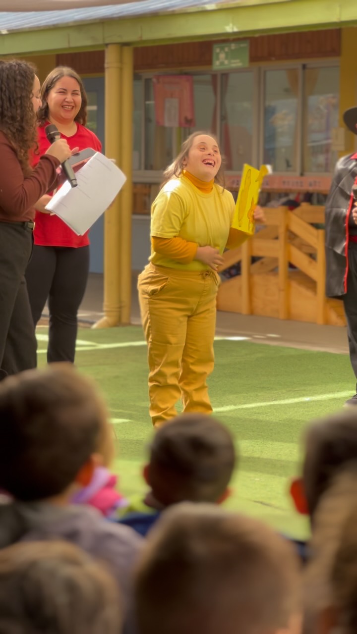 ¡Feliz mes de la niñez! 💛🤍💙 Nuestro centro Dios en Nosotros para personas con discapacidad intelectual severa prepararon una obra de teatro para las infancias de nuestros establecimientos educacionales en Recoleta. Cultura, baile y mucha diversión 🥳