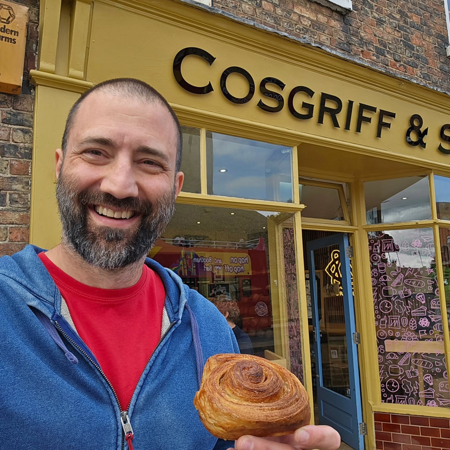 When a baker visits York… obviously a sourdough bakery has to be found. :)
Beautiful cinnamon swirl from Cosgriff & Sons — proper craft, great flavour and clearly made with care.
Small independent businesses need to stick together and support each other. ❤️
Support local. Support independent. Keep real craft alive. 🙏
#SupportLocal #SupportIndependent #Sourdough #York