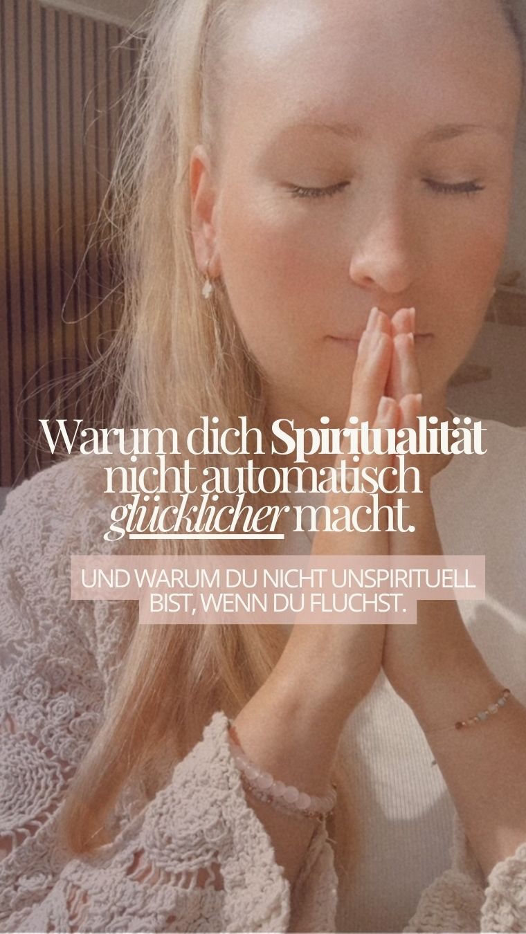 Ich hab geräuchert, meditiert, Karten gelegt, Mondrituale gemacht – und war trotzdem unglücklich.🫣
Klingt komisch, oder? Ist aber so.
Weil ich Spiritualität irgendwann genauso benutzt hab wie vorher die Selbstoptimierung. Noch ein Ritual, noch ein Kurs, noch ein Kartendeck. Immer auf der Suche nach dem einen Ding, das mich endlich „fertig” macht. Endlich heil. Endlich gut genug.🙏🏽🫣
Ich hab die Räucherstäbchen angezündet und trotzdem gedacht: Ich reiche nicht.
Das ist der Haken, über den keiner spricht: Du kannst die schönsten Rituale machen und dich trotzdem innerlich klein fühlen. Weil es nicht darum geht, was du tust. Sondern wie du dich dabei zu dir selbst verhältst.
Spiritualität macht dich nicht glücklich, wenn du sie als Werkzeug benutzt, um dich zu reparieren. Sie berührt dich erst, wenn du aufhörst, an dir rumzuschrauben – und anfängst, dir zu begegnen. So, wie du bist.
Du bist nicht UNSPIRITUELL wenn du Fluchst, dich über jemanden aufregst, dein Kind Chips zum Frühstück bekommt, du nicht jeden Vollmond anhimmelst, mal ein Jahreskreisfest vergisst. Hör auf zu warten und mach einfach das was dich glücklich macht. Egal ob spirituell oder nicht.
Du willst wissen was ich verändert habe?
Heute frag ich mich vor jedem Ritual nur eins: Will ich das – oder glaub ich, dass ich es muss? Und wenn ich keinen Bock hab, mach ich Netflix statt Mondmeditation. 🙈
Erzähl mir - macht dich deine Spiritualität glücklich?
#frauenkreis #spiritualität #weiblichkeit #hochsensibel
