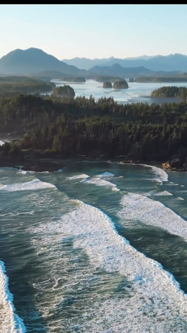 The Pacific is always a good place to meet.
Oceanfront mornings, wild coastlines, and Tofino just steps away.
Come find your way to the cove.