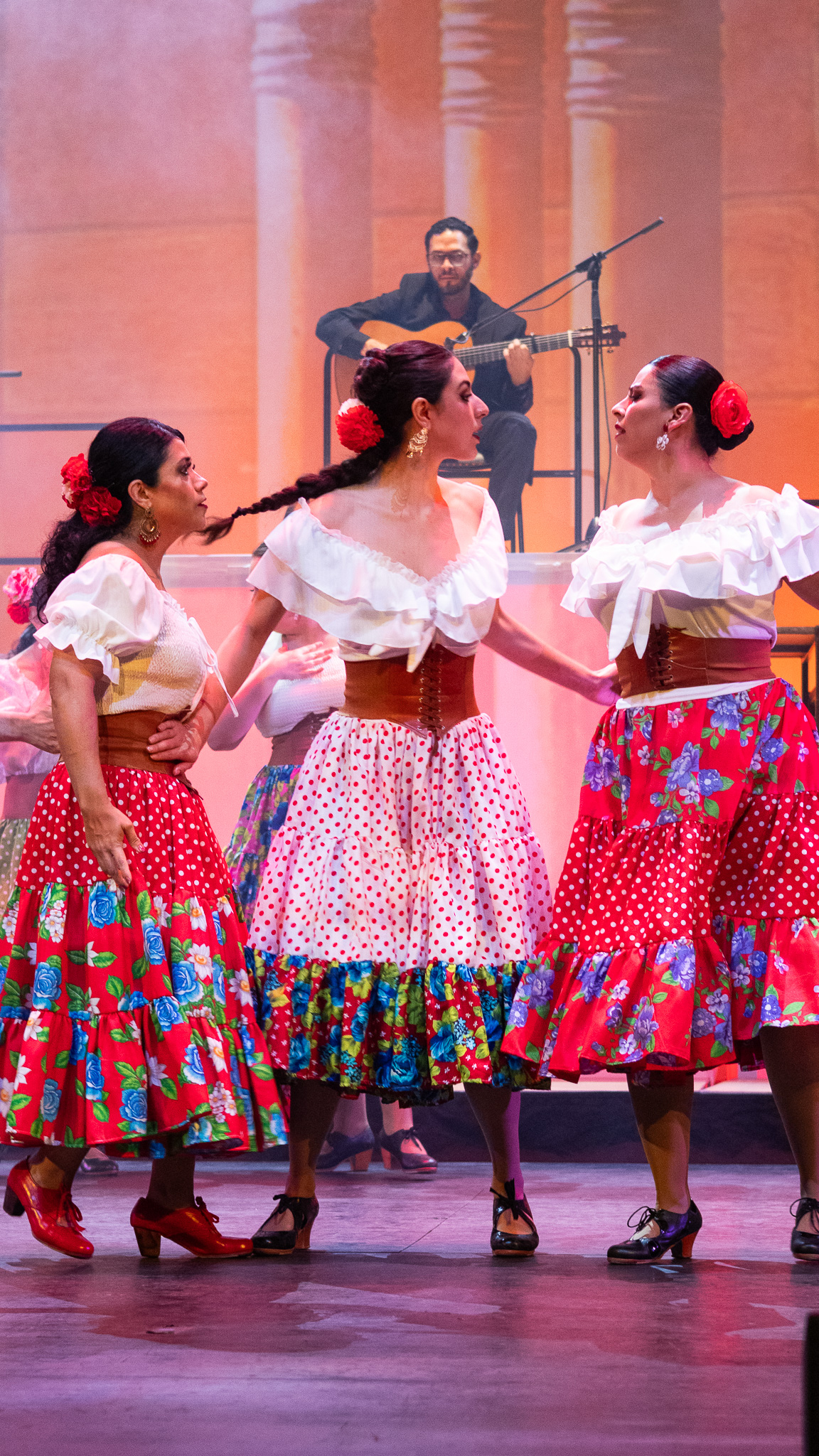 El flamenco llena el escenario de energía y emoción ✨ Cada baile cuenta una historia distinta y nos invita a sentirla de cerca ❤️🔥
¿Qué parte disfrutas más: el baile, el cante o la guitarra? 💃🏻
--
#flamencocdmx #baileflamenco #flamencomexico #clasesdeflamenco