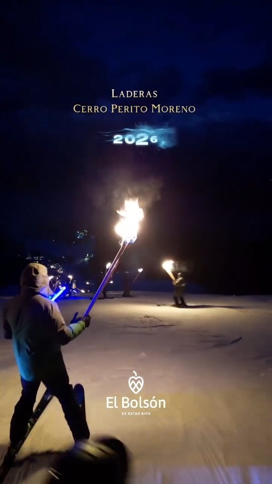 🔥El invierno se disfruta con todos los sentidos. ❄️
Se siente el frío en la piel, la nieve bajo los pies, el aire de montaña, el silencio de la noche… y la emoción de ver el Cerro Perito Moreno iluminarse con cientos de antorchas. 🔥🏔️
Una experiencia para vivirla, sentirla y llevarse un recuerdo para siempre.
📍 El Bolsón · Patagonia
#ElBolsón #CerroPeritoMoreno #Patagonia #BajadaDeAntorchas #InviernoEnLaPatagonia