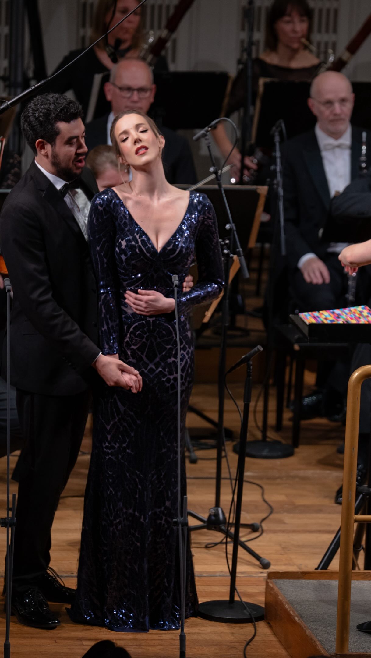 🌟A Court of Clowns & Stableboys 🌟
Name a steamier duet 🥵🔥😍
In Vienna made all the steamier by the Vienna Chamber Orchestra @wienerkammerorchester @ricardojrivera and @alma_deutscher
📸 @marinegrau_vienna
@l2artists
#operasingersofinstagram #pagliacci #concert