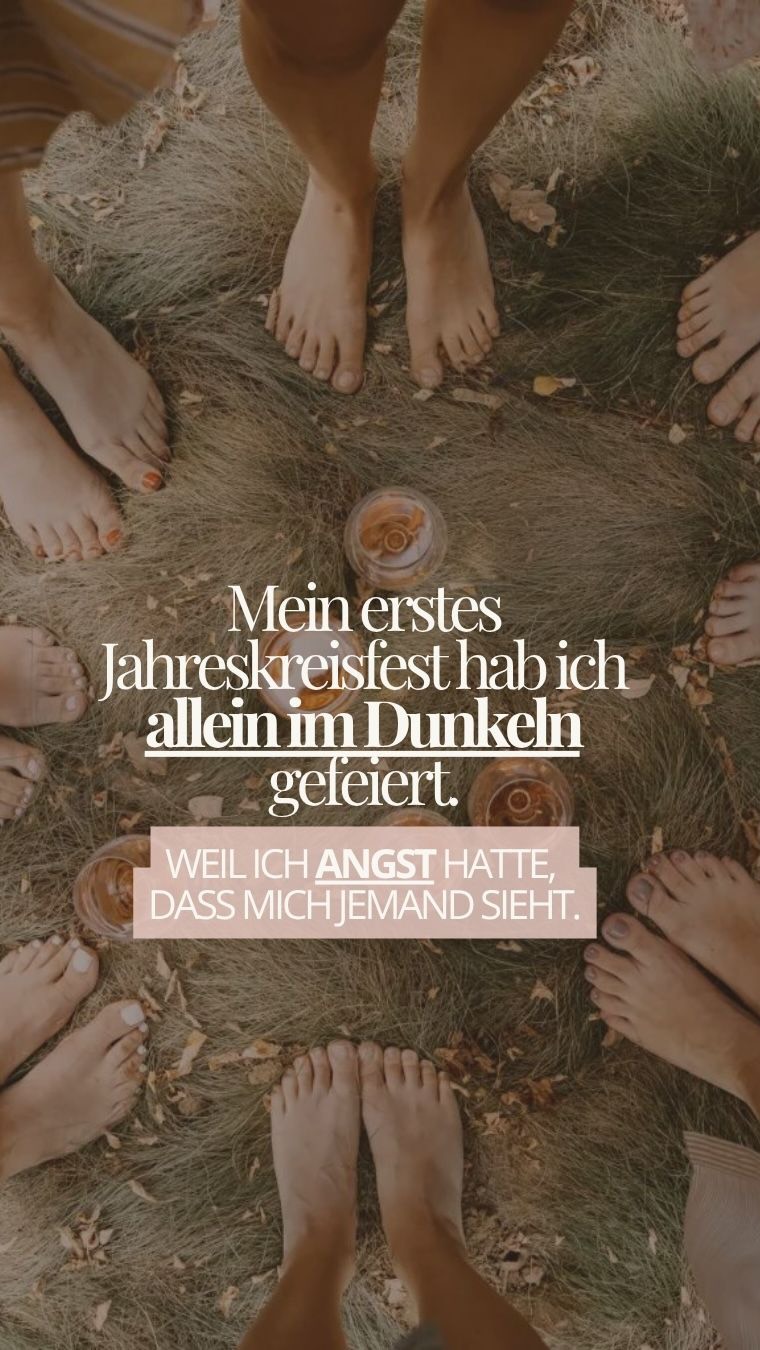 An die Frau, die auf die Erlaubnis wartet:
Mein erstes Jahreskreisfest hab ich allein im Dunkeln gefeiert. Vorhang zu. Und ich bin bei jedem Geräusch im Flur zusammengezuckt. 🙈
Nicht, weil es was Verbotenes war. Zumindest heute nicht mehr - oder doch?! Sondern weil ich mir sicher war, dass ich das gar nicht darf, weil es mir an Wissen & Tradition fehlt.
Ich hab jahrelang auf einen Brief mit der Erlaubnis gewartet. Nicht wörtlich. Aber so ungefähr.
Auf eine Großmutter, die mir was in die Hand drückt. Auf ein Zeichen, das eindeutig genug ist. Auf irgendwen, der mal sagt: Du. Ja. Du darfst das.
Er kam nicht. Nie.
Und weißt du, was das Fiese ist? Die Sätze, die mich aufgehalten haben, hat mir nie jemand gesagt. Die hab ich mir selbst gesagt. Jedes Jahr aufs Neue.
Du hast das nur aus Büchern. Du hast keine Linie. Du hast angefangen, als es schon Trend war. Du hast letztes Jahr Imbolc komplett vergessen. Du weißt nicht mal alle acht Namen auswendig.
Und während ich mir das gesagt hab, hab ich trotzdem jedes Jahr die Kerze angezündet. Mit zugezogenem Vorhang. Zu viele Jahre im Stillen. 🕯️
Ich frag dich das ganz direkt: Wie lange willst du noch warten? und vor allem worauf?
Das Rad dreht sich weiter, während du überlegst, ob du echt genug bist. Samhain kommt. Imbolc kommt. Und währenddessen feierst du aus Angst nicht, man könnte dich für das ablehnen.
Meine Ururgroßmutter hat auch keinen Brief bekommen. Die hat einfach geräuchert. Und darum lade ich dich ein, in unseren Kreis zu kommen. Die Verbundenheit unter Frauen zu spüren.
Kommentiere „Kreis“ und ich sende dir Infos zu, das nächste JAHRESKREISFEST gemeinsam mit uns zu feiern. 🌸💕⬇️