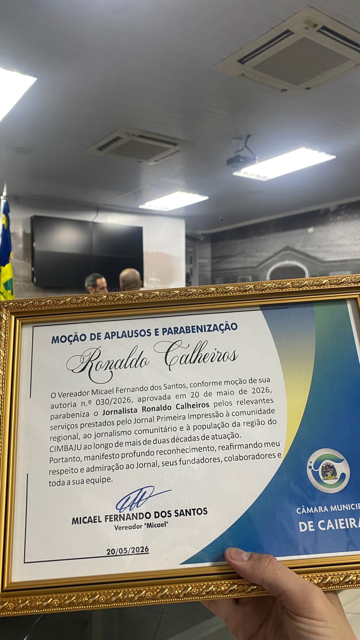 Hoje foi um daqueles dias que ficam para sempre na nossa história. ❤️
Receber na Câmara Municipal de Caieiras a Moção de Aplausos e Parabenização nº 030/2026, de autoria do vereador Micael, pelos 21 anos do Jornal Primeira Impressão, foi emocionante.
Nosso agradecimento especial ao vereador Micael pela iniciativa, à Câmara Municipal pela aprovação da homenagem e a todos os vereadores que usaram a palavra para reconhecer a importância do Jornal Primeira Impressão e do trabalho que realizamos ao longo desses 21 anos.
Foram palavras que nos emocionaram e que dão ainda mais força para continuarmos fazendo aquilo em que acreditamos: jornalismo com independência, responsabilidade e compromisso com a nossa região.
A moção terá, com muito orgulho, um lugar na nossa parede. Mas essa homenagem e tudo o que ouvimos hoje estarão, sobretudo, guardados no nosso coração. ❤️
Muito obrigado!
Jornal Primeira Impressão — 21 anos