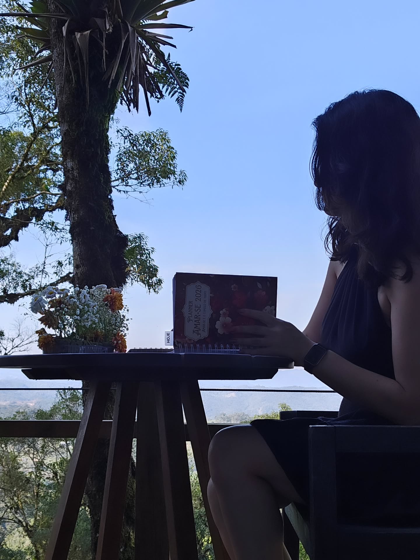 Tem lugares que fazem a gente simplesmente parar e respirar.
Hoje fiquei pensando em como algumas coisas que a gente cria acabam se tornando parte da nossa própria história também.
O Planner Amar-se 2026 nasceu de um sonho muito simples: lembrar que, no meio de tantos planos, tarefas e responsabilidades, a gente também precisa se incluir e se cuidar.
E olha só onde esse sonho chegou… Mais de 600 pessoas já levaram o Amar-se para suas rotinas. ❤️
É muito emocionante pensar nisso.
E agora, o Planner 2027 está quase chegando… e ele está tão especial! 🌱❤️
Só quero aproveitar esse momento, respirar fundo e agradecer por vocês fazerem parte dessa história comigo. 🤍