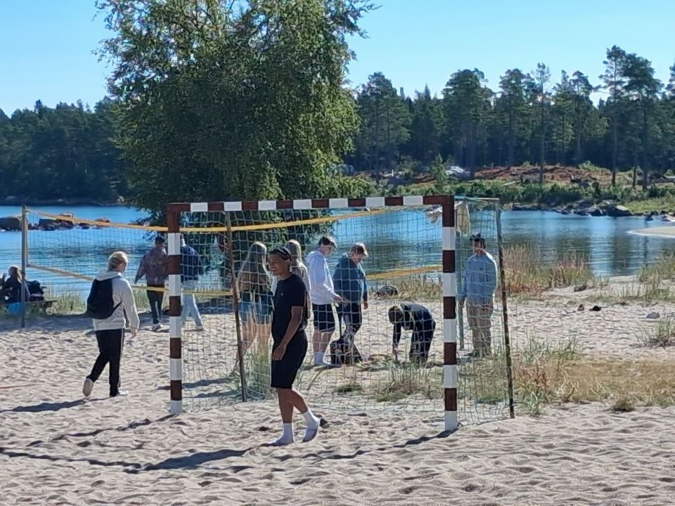 Härlig 2 skoldag med 7-9:an ☀️på #sörfjärden spela kubb, beachvolleyboll och några tog sig ett dopp & vi åt även lunchen på stranden 💯