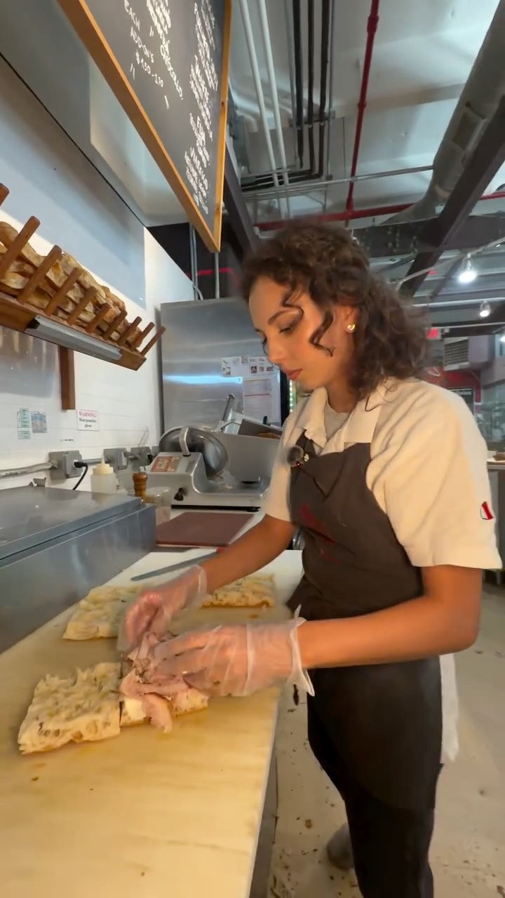 Come behind the counter with Gaia, @pratobakery, as she puts together a customer’s order from start to finish 🥪🇮🇹
#pratobakery #italianbakery #schiacciata #jerseycitybakery #hobokeneats