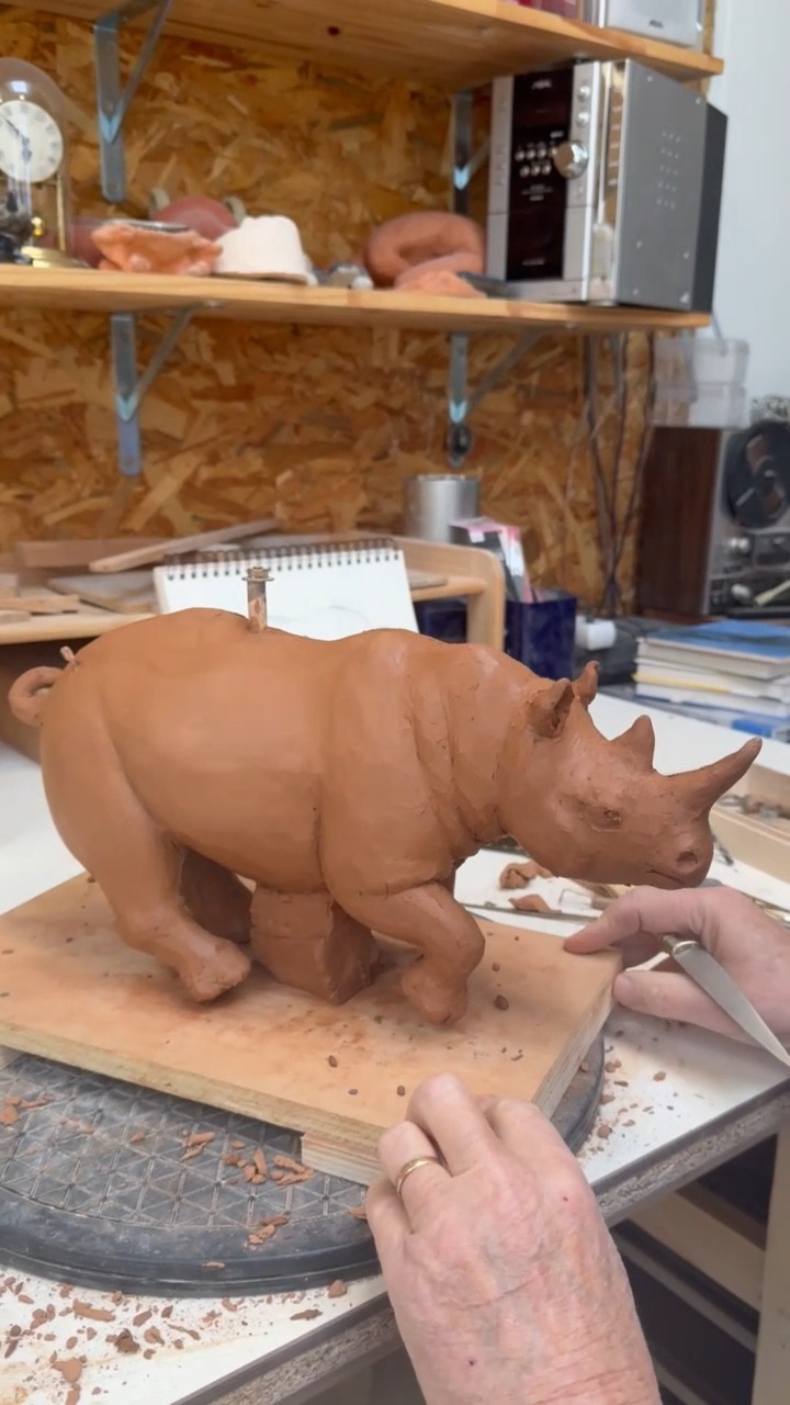 Avant le bronze, il y a l'argile.
Chaque sculpture de Michel BASSOMPIERRE commence par un travail de modelage.
Peu à peu, les volumes apparaissent, les proportions se précisent, les détails se précisent.
#michelbassompierre #modelage #sculptures #artanimalier #bronzesculpture #savoirfaire #artfrancais