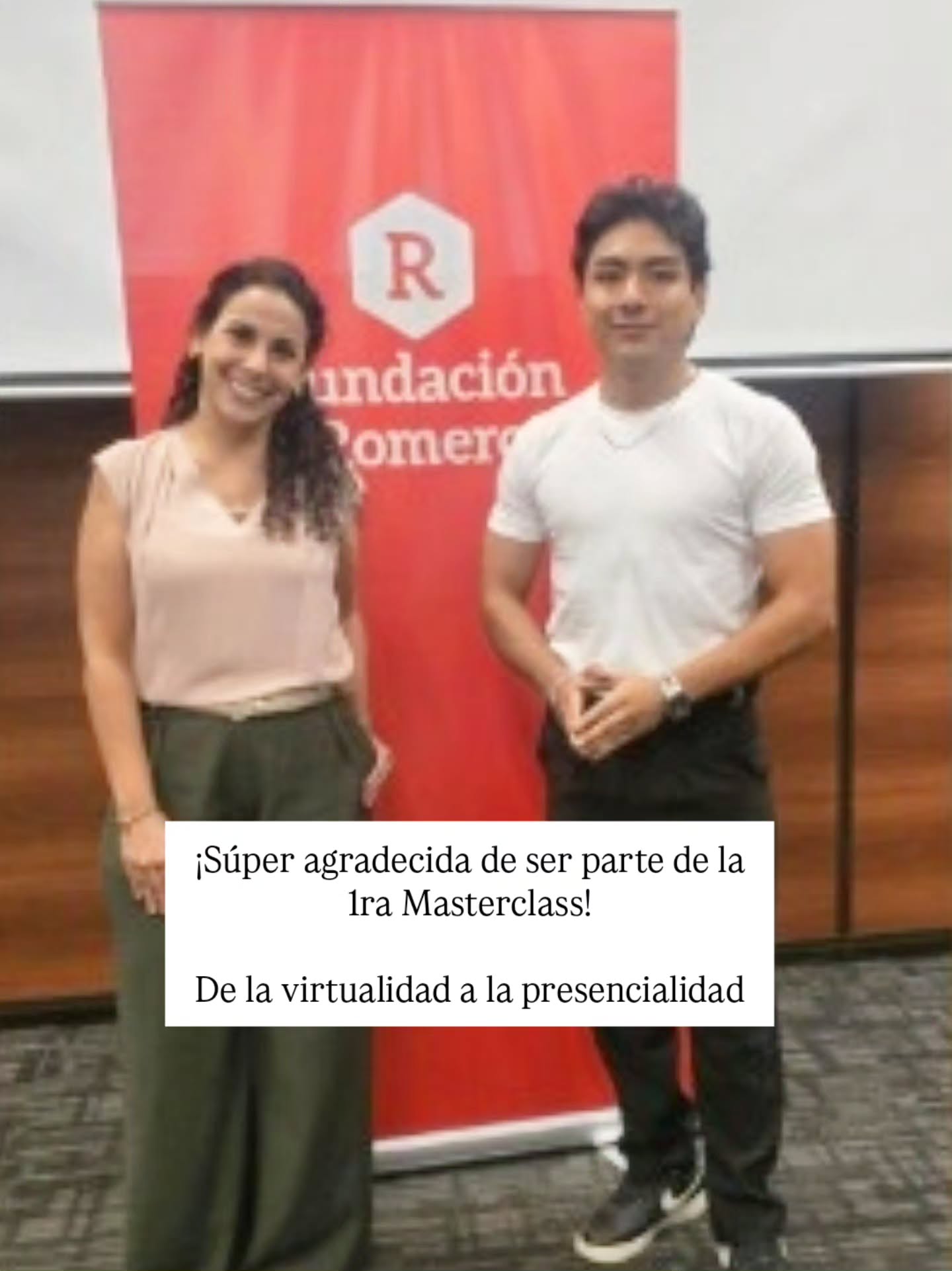 Después de que me bajan un poco las revoluciones y la adrenalina propia del evento, llega una de mis partes favoritas: encontrarme con mensajes como este.
Gracias @Sebastian Arellano, por tomarte el tiempo de compartir tu experiencia, por tus palabras y, sobre todo, por contar con tanta claridad lo que te llevas de nuestra masterclass.
Gracias también a @fundacionromero por generar estos espacios y por permitirme ser parte de esta primera Masterclass Presencial.
Después de tantos encuentros a través de una pantalla, volver a la presencialidad tiene algo especial: mirar a las personas a los ojos, escuchar sus historias, conversar, reírnos, intercambiar ideas y hacer networking… del de verdad.
Y creo que esa es una de las cosas que más disfruto de lo que hago...
Me siento muy afortunada de ser parte de espacios que no solo me permiten compartir experiencias y aprendizajes, sino que también me regalan la oportunidad de conocer nuevas y talentosísimas personas, de las que muchas veces termino aprendiendo yo también.
Gracias por la energía, por las conversaciones y por recordarme también por qué disfruto tanto hacer esto.
Ahora toca #SeguirHaciendoQueLasCosasPasen para ir #DelStorytellingAlStoryDoing.
Un abrazo grande, Gisse M.
#StoryDoing #MarcaPersonal #Networking Empleabilidad DesarrolloProfesional
@gm_talentpartners
@asociaciondebodeguerosdelperu