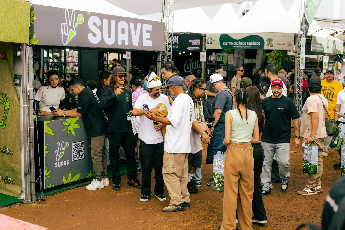 Mais um pouco 10a Expo Head Grow pelas lentes do nosso parceiro @vaibisnaga que chegou junto pra ficar Suaveee 📸💨
Skate e surf marcando presença mais uma vez! @mnoveline @mrronshaper ✌️
#SuavePaper #ExpoHeadGrow #TaSuave #Skate #Surf