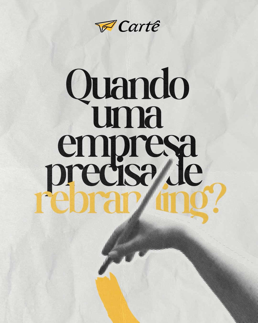 O crescimento de uma empresa também pode pedir uma evolução da marca.
Quando o negócio amadurece, amplia seus serviços, alcança novos públicos ou muda de direção, a identidade precisa acompanhar esse movimento.
Alguns sinais aparecem no dia a dia: o público não entende claramente o que a empresa oferece, a linguagem já não conversa com quem ela quer alcançar ou a identidade visual ainda remete a uma fase que ficou para trás.
O rebranding parte desse diagnóstico para preservar aquilo que tem valor, atualizar o que deixou de representar a empresa e dar mais clareza ao novo momento da marca.
Sua marca ainda representa o momento atual do negócio?