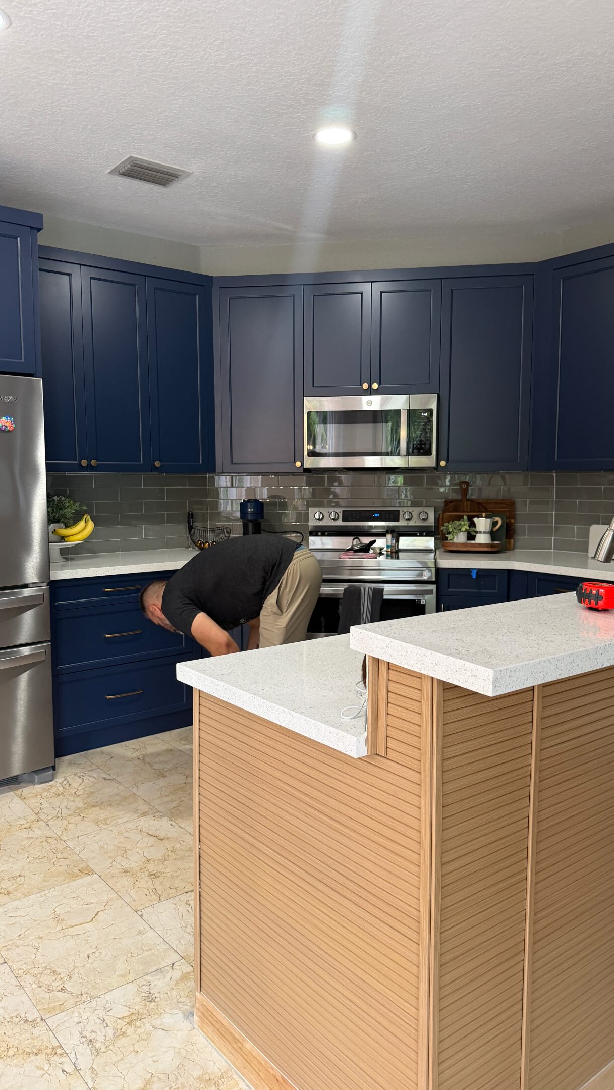 ✨ WAIT UNTIL THE END FOR THIS AMAZING TRANSFORMATION! ✨
Another beautiful kitchen transformation completed in Pembroke Pines, Florida! 🏡🎨
From outdated to a completely refreshed, modern look — it’s amazing what a professional cabinet refinishing job can do for a kitchen. 🙌
At Pineapple Interiors, we don’t just change the color. Proper prep, professional primers, and durable sprayed finishes are what make the difference and give our kitchens that smooth, factory-like finish. 💯
🎥 Watch until the end to see the final result!
📍 Pembroke Pines, FL
🍍 Pineapple Interiors
📩 DM us for a free estimate
#PembrokePines #PembrokePinesFL #KitchenTransformation #KitchenMakeover
