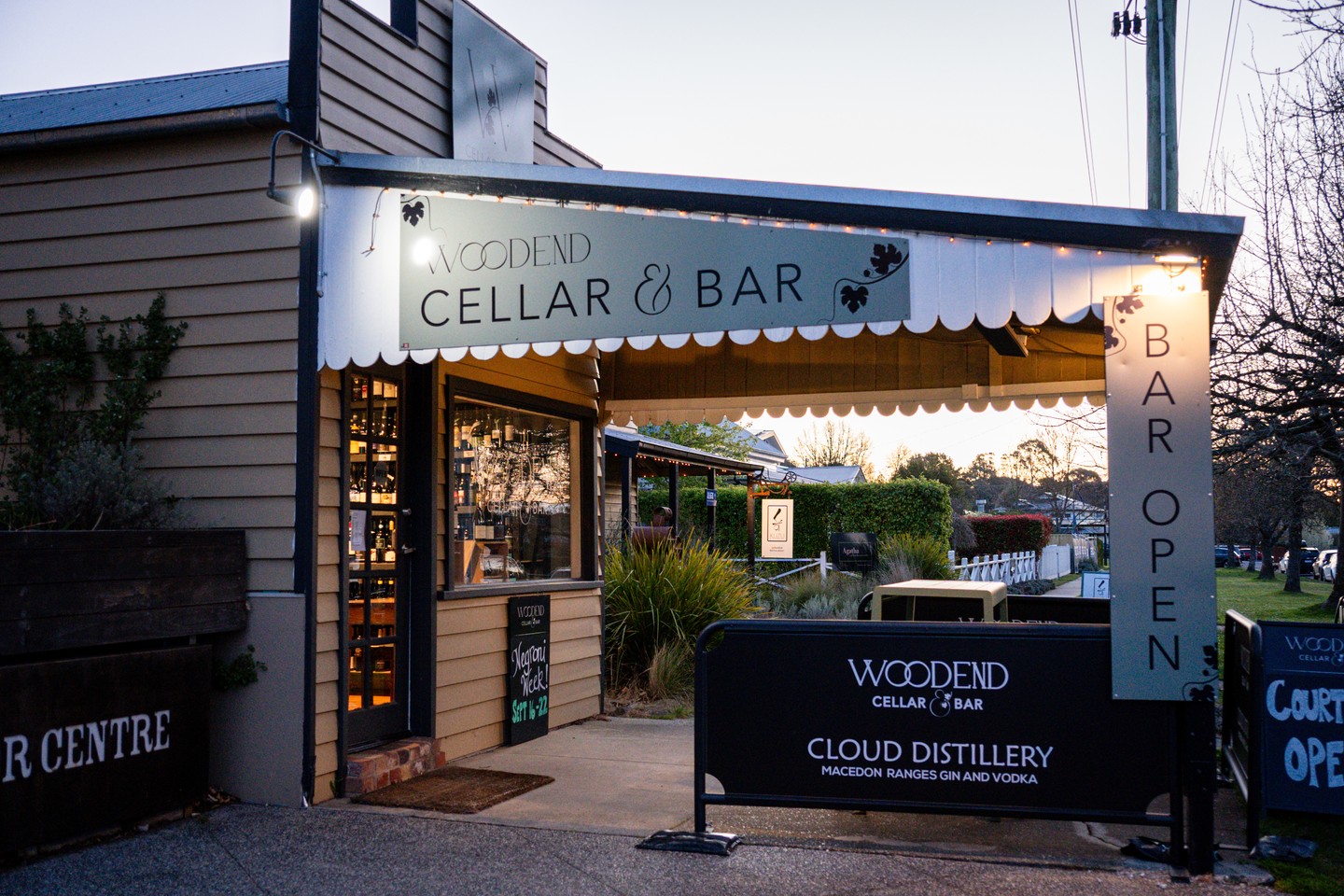 Days are getting longer; if you prefer an al fresco outlook, prop up at the front for a session of people watching. Or opt to hide out in the back courtyard. Bookings are highly recommended as we head closer to spring.
#woodendcellarandbar #macedonranges #woodend #woodendbar