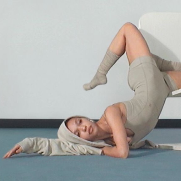 Há uma certa beleza em diminuir o ritmo.
Na nova coleção da On com FKA Twigs, o corpo aparece em outro estado. Menos velocidade, mais presença. Menos performance, mais recuperação.
A campanha, com estética inspirada no VHS dos anos 90, transforma pausas, gestos e corpos em uma narrativa visual sobre o que acontece quando o movimento encontra o descanso.
Uma coleção que fala de moda, dança e da necessidade de simplesmente desacelerar.
A matéria completa está no link da bio.
#BackstageFashionStories #FKATwigs #OnRunning #Sportswear #ModaEsportiva ModaContemporânea