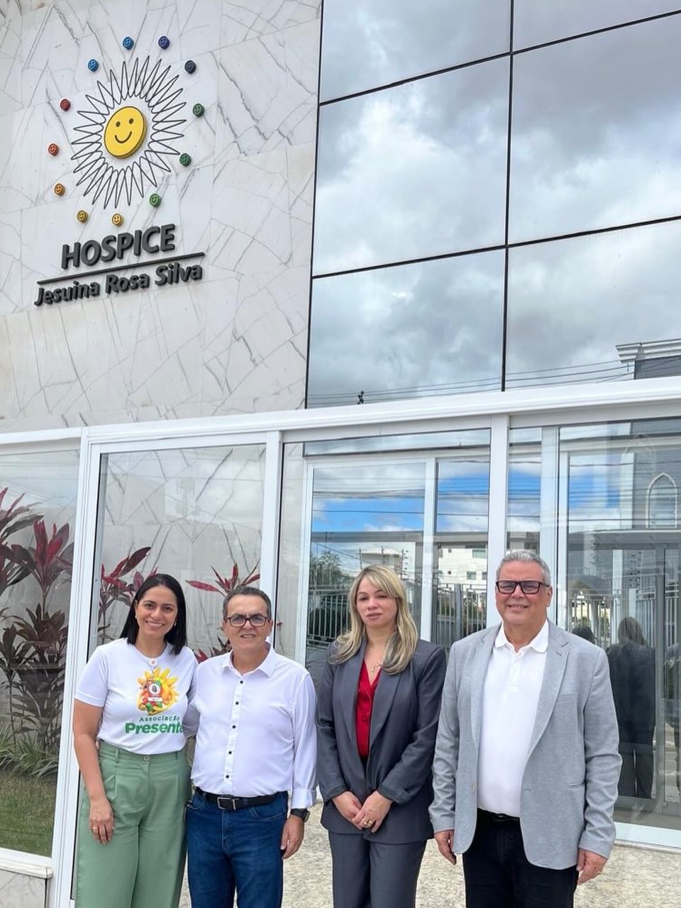 Receber quem chega com o desejo de conhecer de perto o nosso trabalho é sempre uma alegria. 💛
A Associação Presente recebeu esta semana a visita do desembargador do Tribunal de Justiça de Minas Gerais, Lailson Braga Baeta Neves, acompanhado de sua esposa, Fabíola Sayonara. Eles foram acolhidos pelo nosso diretor, Nardélio Lopes Bahia, e pela gerente da Associação Presente, Cindy Reis, em um encontro marcado por boas conversas e troca.
Durante a visita, puderam conhecer um pouco mais da nossa casa, dos projetos que desenvolvemos e, principalmente, do cuidado que chega diariamente aos pacientes oncológicos e às suas famílias.
É muito especial abrir as nossas portas e compartilhar uma causa construída por tantas mãos. Cada pessoa que conhece a Presente também passa a conhecer histórias de acolhimento, solidariedade e amor ao próximo que dão sentido ao que fazemos todos os dias.
Ao desembargador Lailson e à Fabíola, o nosso carinho e agradecimento pela visita, pela atenção e pela sensibilidade com a nossa missão. Foi uma alegria recebê-los! 💛✨
