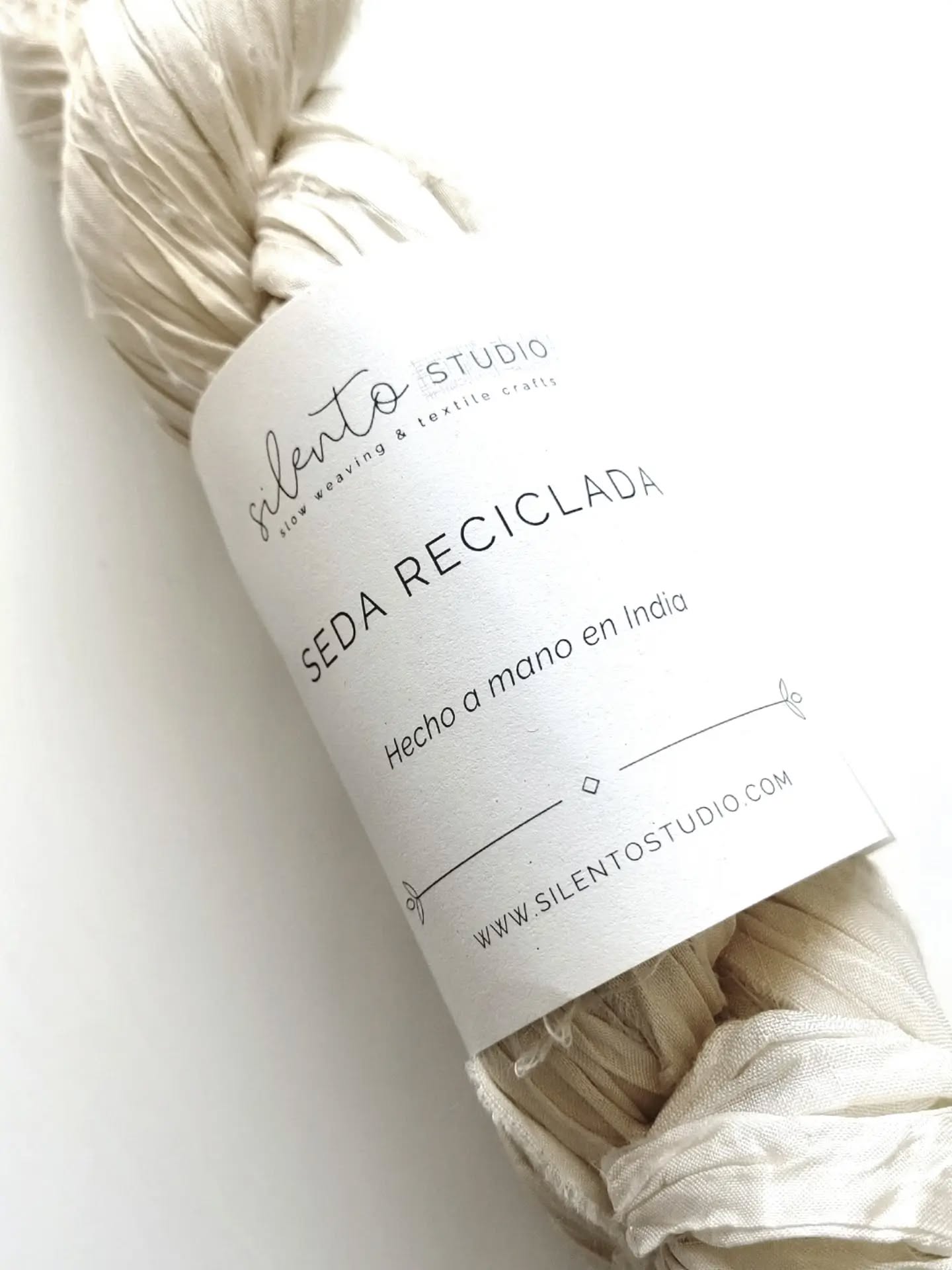 Seda de sari.
Siempre estoy buscando materiales y saberes que me permitan crear nuevas posibilidades dentro de la práctica artesanal.
Llevaba tiempo queriendo probar estas cintas recicladas de sari de @silentostudio , ahora empieza la parte que más me gusta, probar, jugar, equivocarme y decidir si este material pide bordado, tejido u otra dirección.
De momento imagino posibilidades como el bordado con cintas de seda o piezas trabajadas en telar con inspiración japonesa, pero aún estoy en esa fase en la que la materia y yo dialogamos.
¿Te interesa más verlo aplicado al bordado o al tejido de un bolso de nudo japonés?
Te invito a seguir de cerca estos procesos, puedes suscribirte a Cartas desde el Taller, Link en bio.
#artesaniatextil #materiales #seda # luciadegustin #artesaniacontemporanea