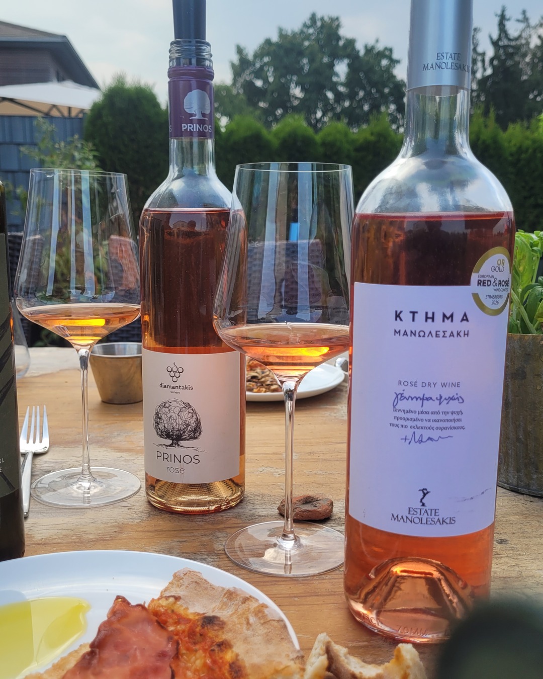 In one of these rosés, even the Greek grape is an immigrant
Diamantakis Prinos Rosé 2025 vs Estate Manolesakis Gennima Psichis Rosé 2025 – Crete vs Drama | 86 vs 87/100 🍷
My two pizza rosés from northern and southern Greece – Diamantakis (@diamantakis_winery) on Crete, Estate Manolesakis (@estatemanolesakis) in Drama: both 2025, both Syrah-led blends with a Greek variety, both 13.5%, both on the darker side. But the Cretan pairs its Syrah with Mandilaria, a genuinely autochthonous island grape – while the wine from Drama uses Agiorgitiko, a variety that originates in Nemea near Corinth, on the Peloponnese. In the northern wine, the Greek grape is itself a migrant.
The vintages differ too. 2025 was hard on Crete: the fourth drought year in a row, two heatwaves in July and August, yields down by up to 50%. In Drama, 2025 was a strong year – winter snow and spring rain filled the water reserves, ripening was mild, and picking started on 7 August, right on schedule.
The Prinos (70% Syrah, 30% Mandilaria, €4.90 ex-cellar) shows red fruit and a touch of caramel on the nose, then turns very creamy, almost oily on the palate – slightly oxidative, plenty of caramel, and at 4.95 g/l I miss a little acidity. The Gennima Psichis (60% Syrah, 40% Agiorgitiko) is cooler-styled: mint, a little blueberry, then a gripping 6.05 g/l of acidity and coarse, chalky tannin. Edges rather than polish.
To be fair: if you prefer quickly drinkable, easy elegance, the Prinos may actually taste better to you – the one-point gap is a matter of style, not a quality divide. Drink both now; the Drama wine can also wait a year. 86 and 87/100.
Full notes in our database – link in bio.
Creamy south or edgy north – which one lands next to your pizza? 👇
#GreekWine #GreekRosé #Syrah #Mandilaria #Agiorgitiko