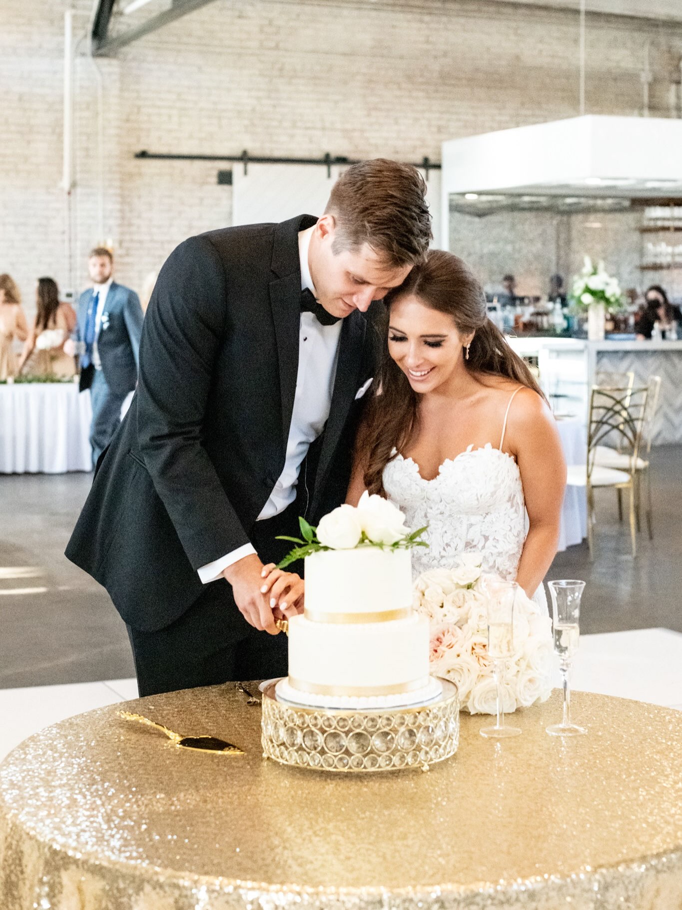 The Ramlers’ Cake Cutting✨
-
@mollykuplen
@theabbottvenue
-
#KeepCutting #WeddingCake #WeddingDay #kansascitywedding