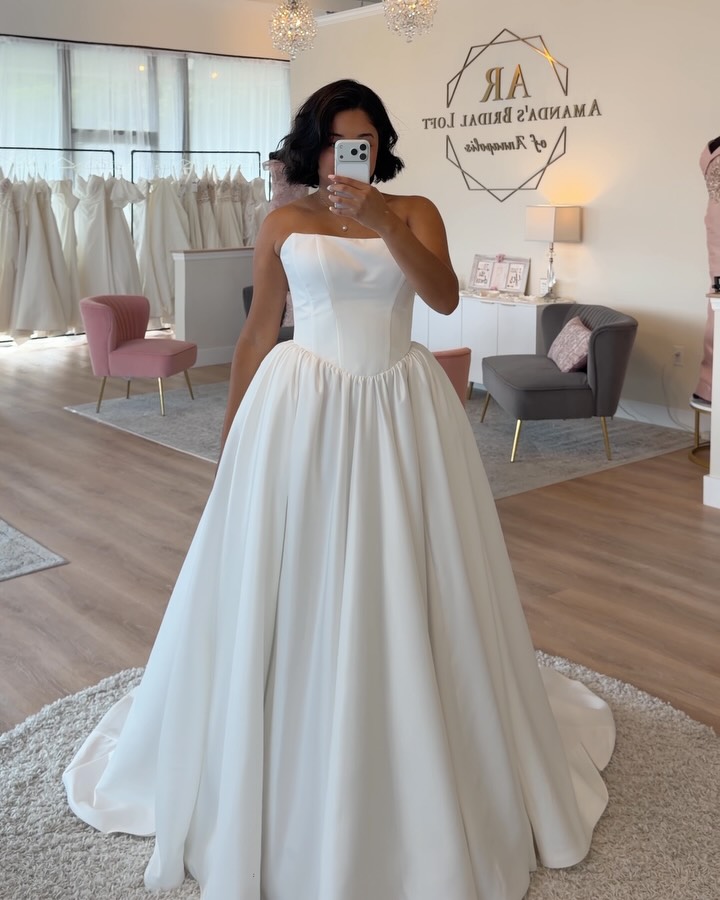 Norienne by @millanova đ¤ on @luxbylily.
Minimalist features give way to maximum impact as a sleek & structured modern corset cascades into ripples of voluminous silk skirt fabric. A silhouette crafted like a dream đ
The silver corset lace-up details? A luxury to be admired.
.
annapolis maryland bridal shop, dmv luxury bridal, milla nova maryland, wedding dress shopping, wedding dress inspiration, bridal gown
