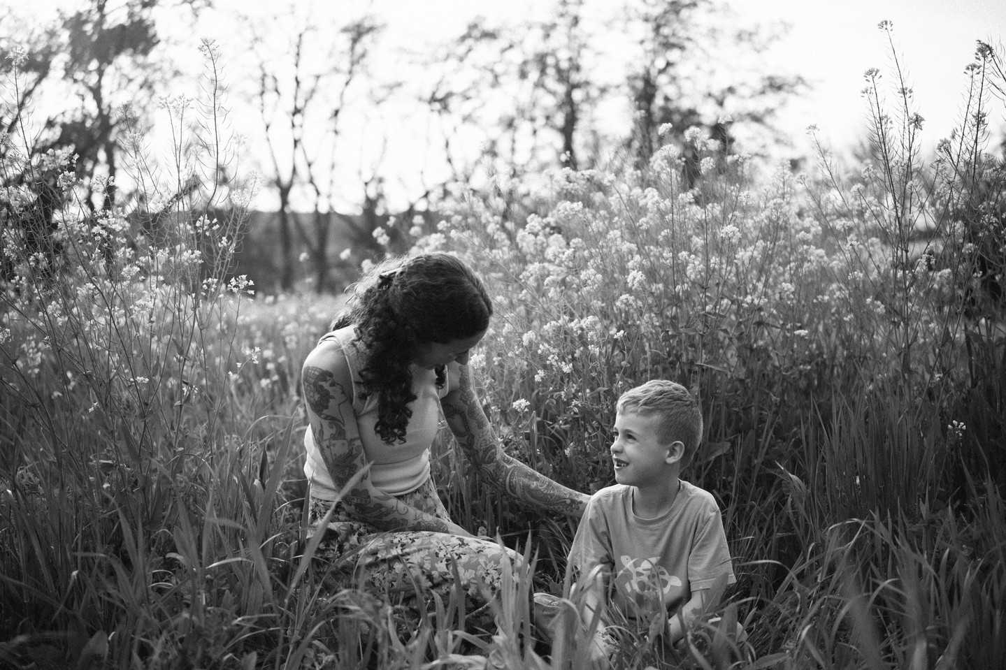 If you love color, movement, and beautiful natural scenery, spring and fall are the perfect seasons for family photos in Southern Oregon! Spring brings vibrant wildflowers, fresh greenery, and soft, dreamy landscapes, while fall fills the scenery with warm golden tones, changing leaves, and that cozy autumn feeling. Both seasons offer an incredible backdrop for timeless family portraits and so many opportunities to capture your family in a beautiful, natural setting. If colorful, seasonal images are your style, spring and fall are definitely the seasons to book your family session!
#familyphotographer #medfordfamilyphotographer #southernoregonphotographer #ashlandphotographer #minisessionsmedford #grantspassfamilyphotographer #oregonfamilyphotos #fallfamilyphotographer #springfamilyphotographer #medfordfamilyphotos #ashlandphotography #southernoregonprofessionalphotographer