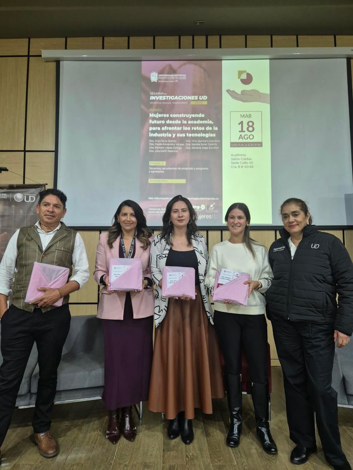 💜 Mujeres TIC presente en la Semana de Investigación de la Universidad Distrital
En el marco de esta semana, tuvimos la oportunidad de participar en un enriquecedor panel junto a Paula Vargas, Ana Ibáñez y Pamela López compartiendo experiencias y perspectivas sobre tecnología, innovación y el papel de las mujeres en estos espacios.
También destacamos la participación de Natalia Serrano, quien hizo parte de la programación con una charla, compartiendo su conocimiento y experiencia con la comunidad universitaria.
Seguimos creando espacios para conectar, aprender e inspirar, llevando más voces de mujeres a conversaciones que aportan a la construcción de un futuro con más oportunidades. 🚀
#MujeresTIC #UniversidadDistrital #SemanaDeInvestigación #MujeresEnTecnología #Innovación Investigación