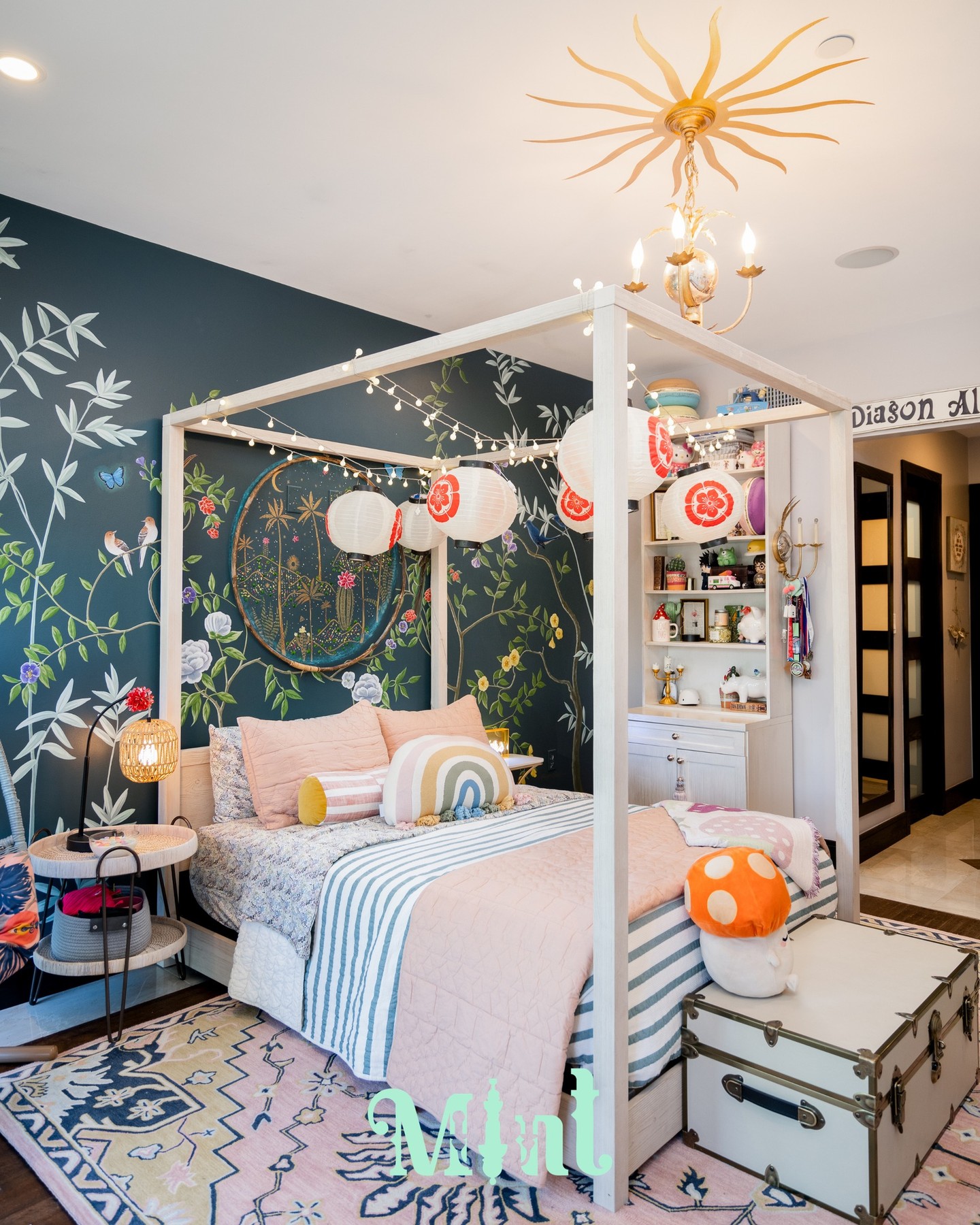 To set the tone for this to become an extraordinary space, I brought in my incredibly talented muralist friend @muralsbygeorgeta to paint the back wall in a traditional Chinoiserie style. The result was breathtaking! A hand-painted mural isn't just a design choice. It's a statement that says this room was made with intention, care, and a whole lot of love. There is simply nothing like original art to anchor a space and give it a soul that can never be replicated.